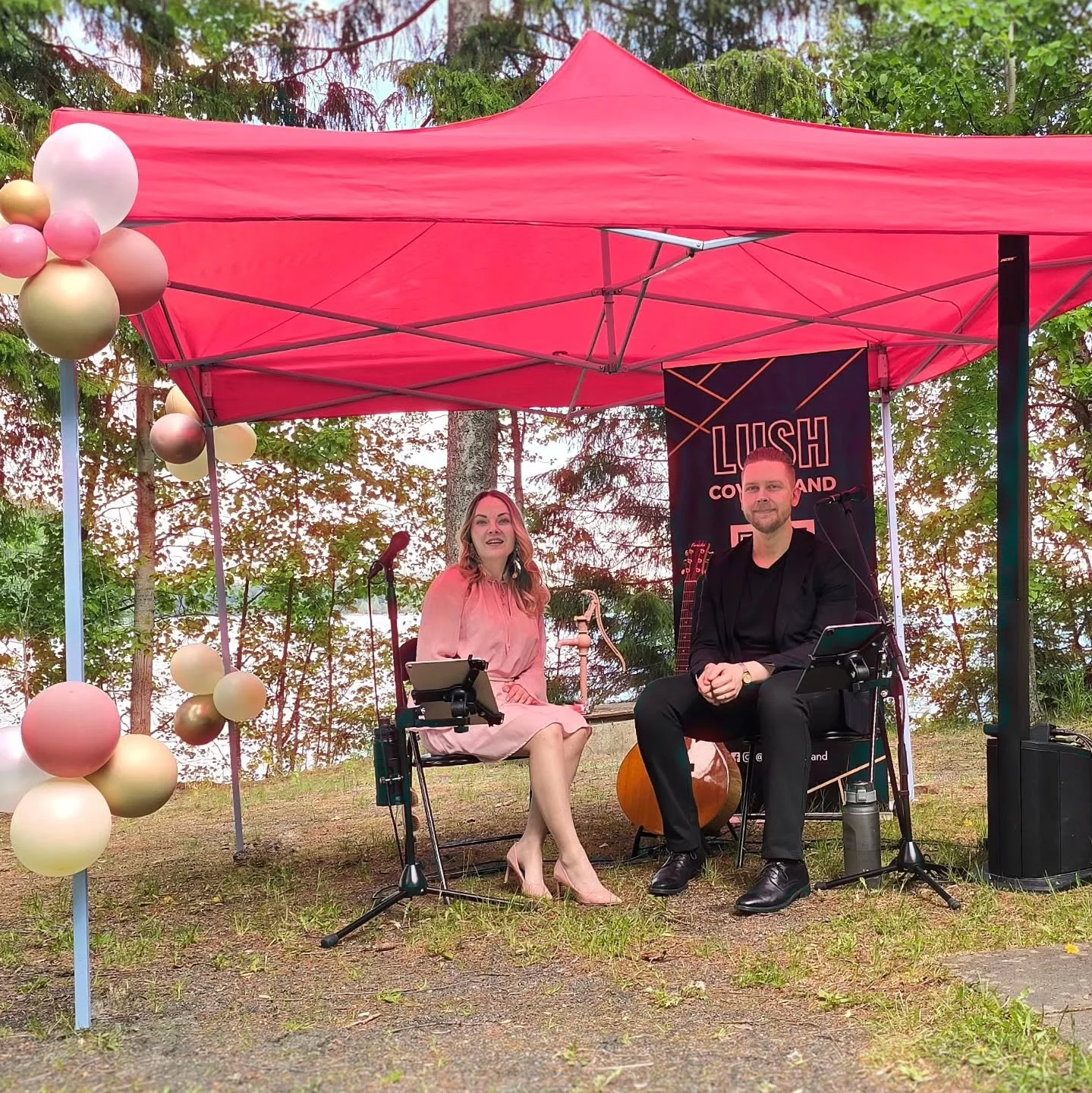 Sunnuntaille sattui hyv&auml; s&auml;&auml;, ja meid&auml;n oli mahdollista soittaa ulkona konfirmaatiojuhlissa. Duolla mahduttiin k&auml;tev&auml;sti telttaankin. ☀️🌸

Saimme toteuttaa monipuolisesti kappaletoiveita, ja tarjoilut olivat kes&auml;is