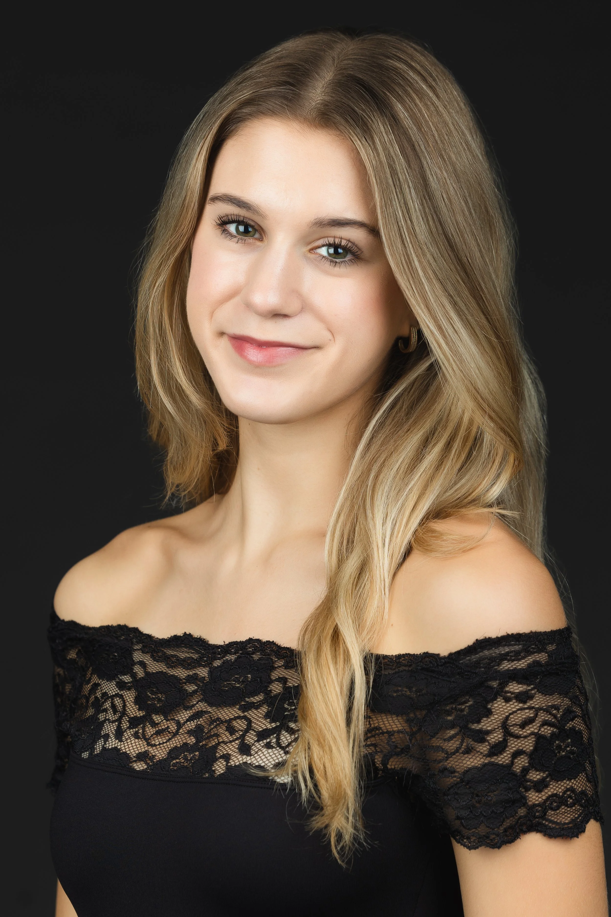 2025-10-AriaHeadshots-1.jpg
