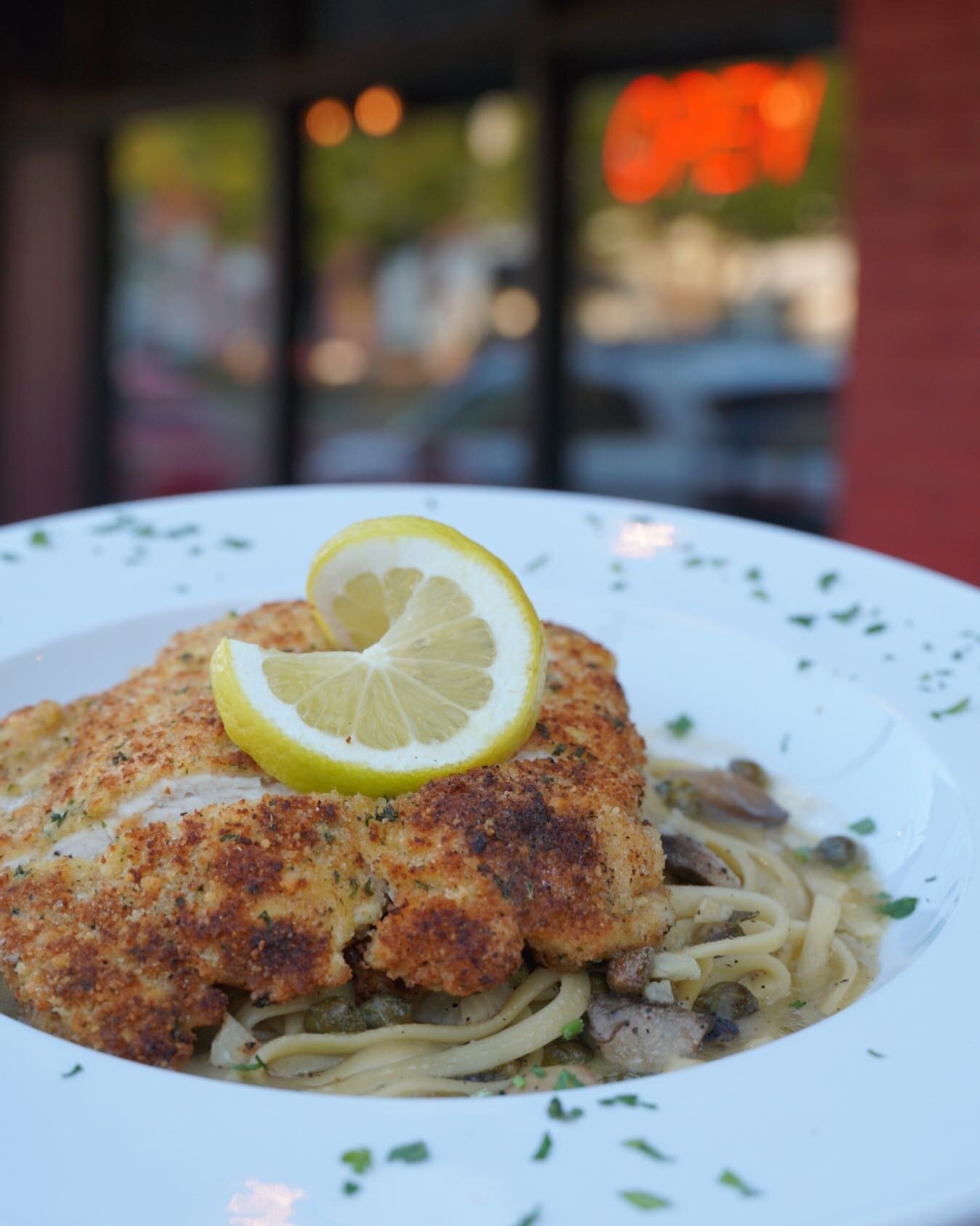 Happy Wednesday!✨ Will we be seeing you for dinner this evening?
.
.
.
.
.
.
.
#zolositalian #zolosfranklin #zolositalianrestaurant #franklintn #franklintennessee #franklinfoodie #franklinfoodies #chickenpiccata #italianfood #italiancuisine #italiane