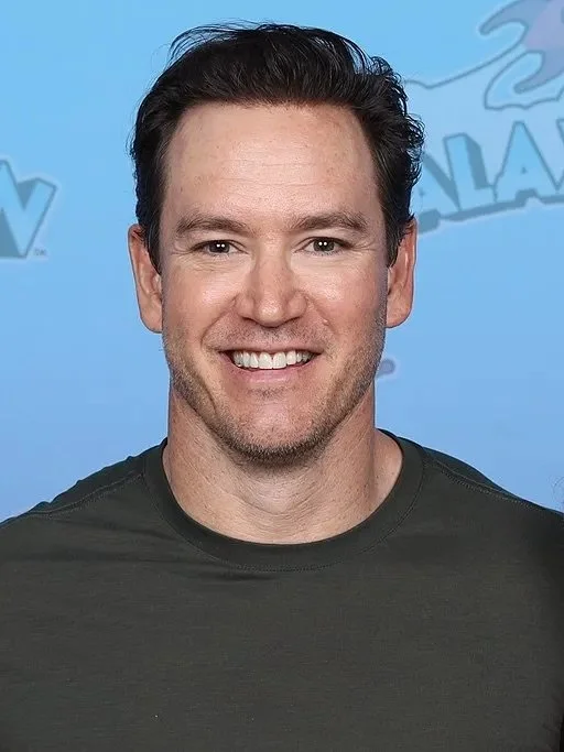 512px-Mark-Paul_Gosselaar_Photo_Op_GalaxyCon_Richmond_2023.jpeg