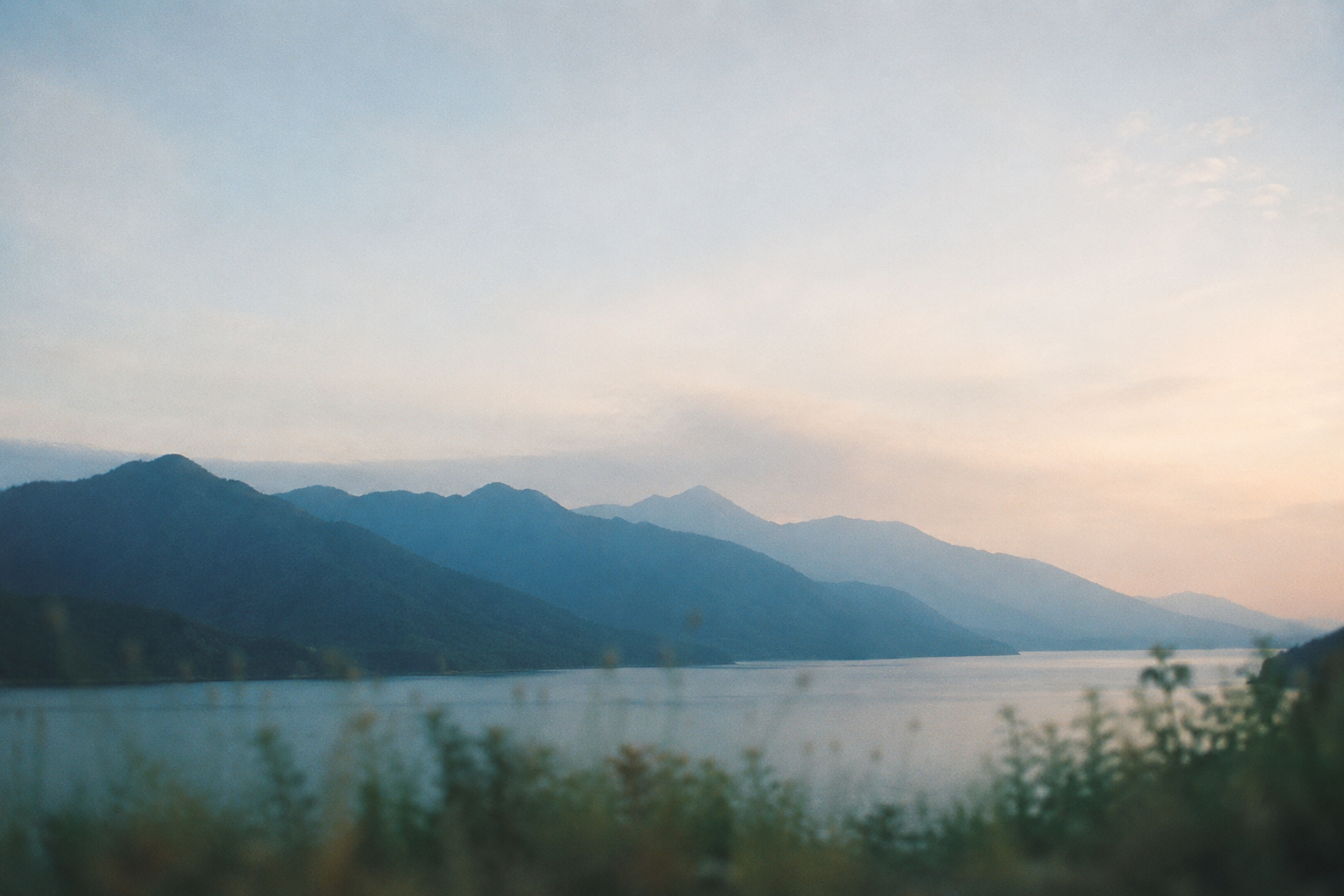 ほぼテク5月23日 【ChatGPTで映画のような風景写真を生成】35mmフィルム風の“エモい世界観”を一瞬で作る最強プロンプトとは？