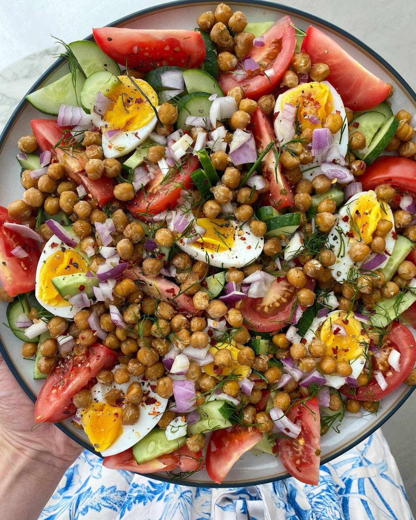 It feels like the last few days of summer doesn&rsquo;t it? I&rsquo;m making this for my lunch&hellip;. Crispy chickpea, tomato &amp; cucumber salad 

Feeds 4, takes 20 minutes

6 eggs or swap for roasted tofu 
1 tin of chickpeas or beans 
1 medium c