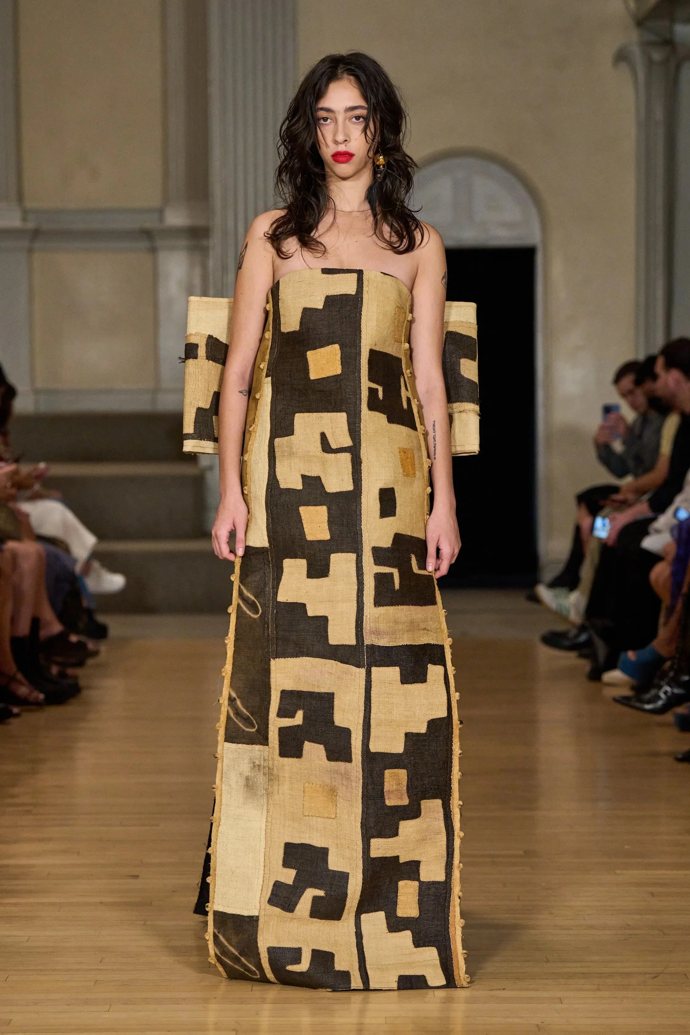 00012-ronald-van-der-kemp-fall-2024-couture-credit-gorunway.jpg