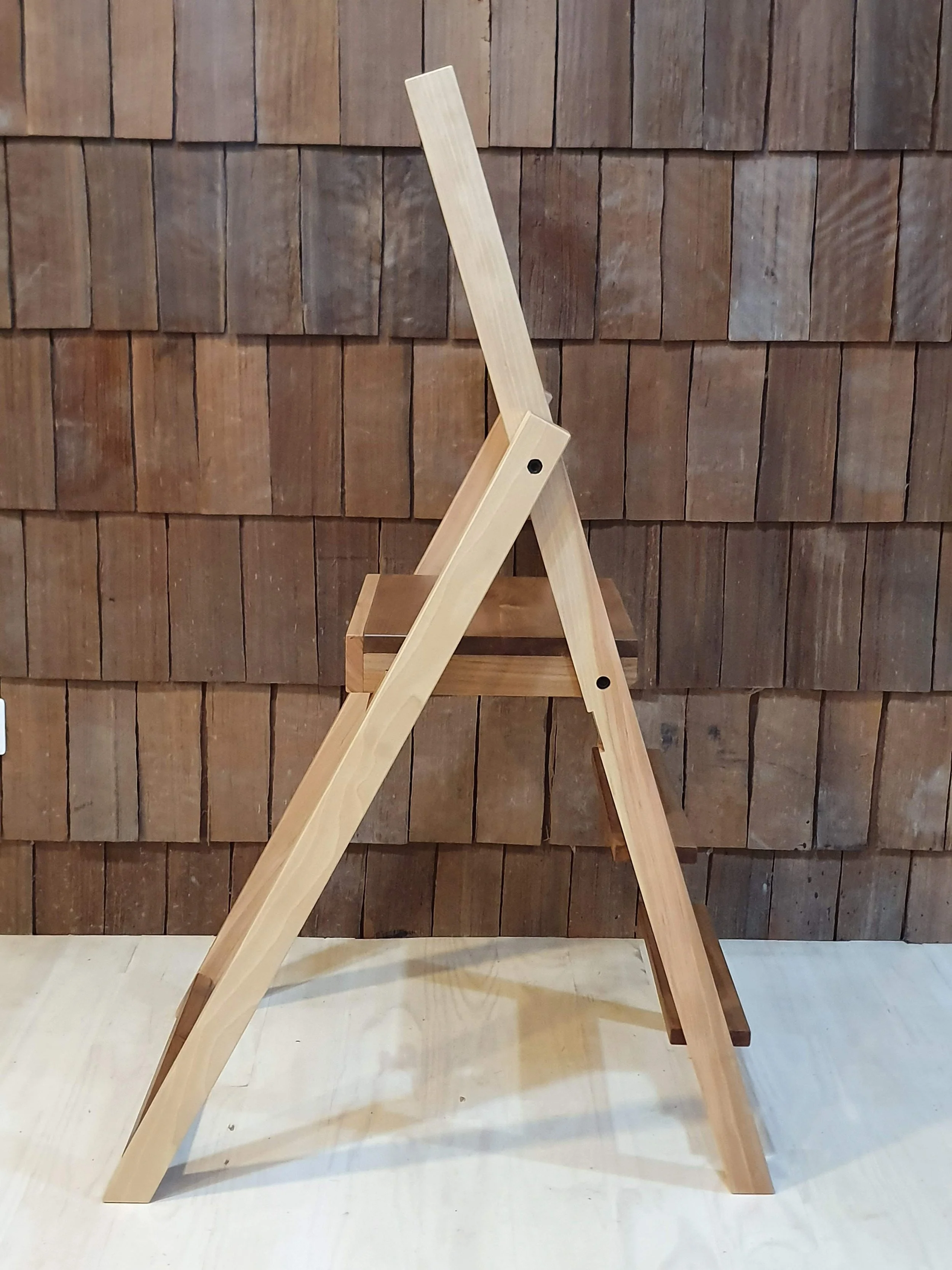 Escalera plegable hecha a mano en madera nativa de Ulmo y Lenga