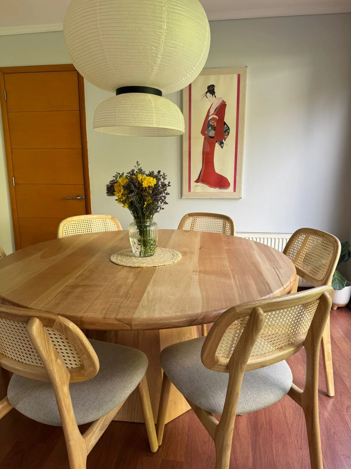 Mesa de comedor ( Dining table) hecha a mano en madera sólida de Lenga