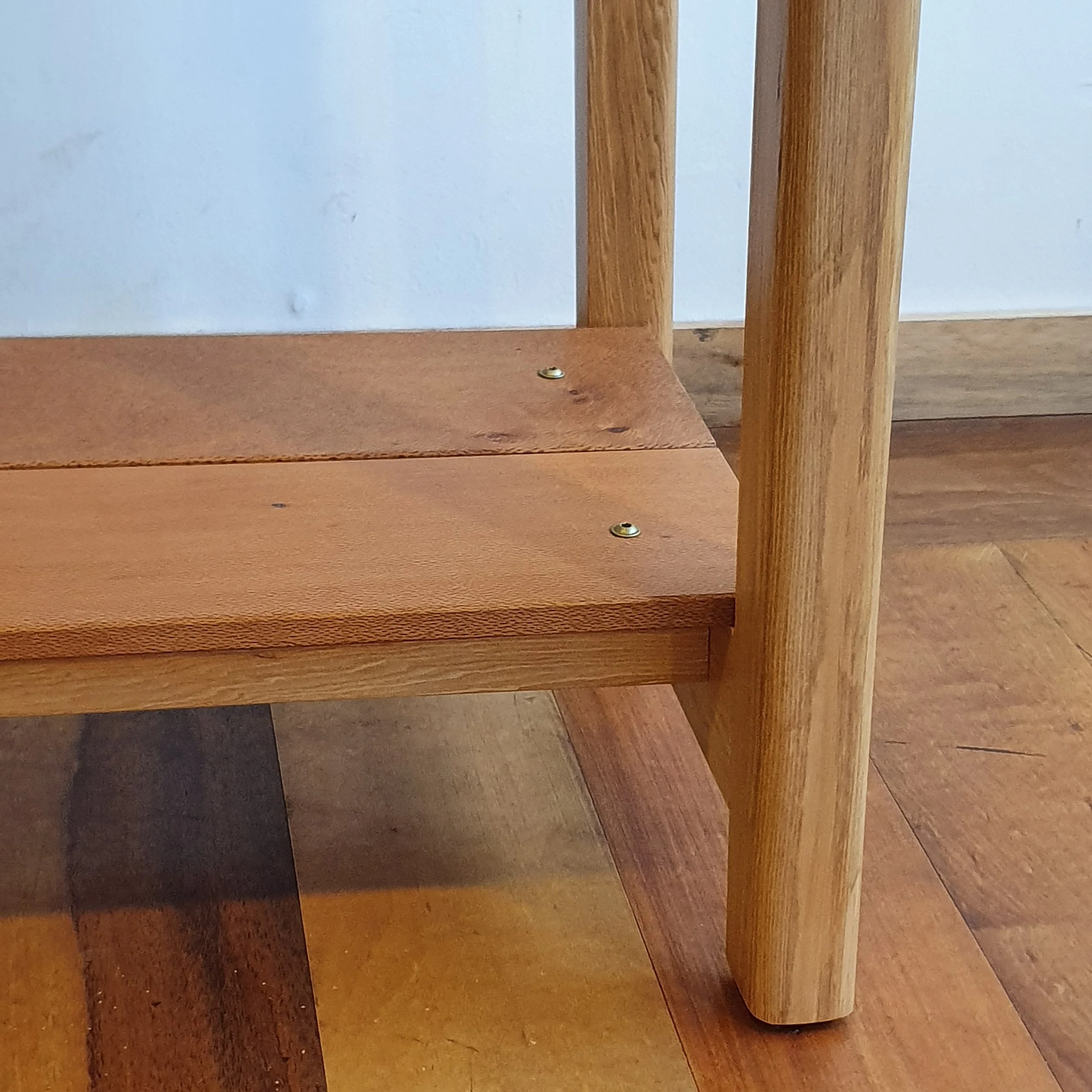 Mesa de arrimo hecha a mano en madera de mañio y de ciruelillo