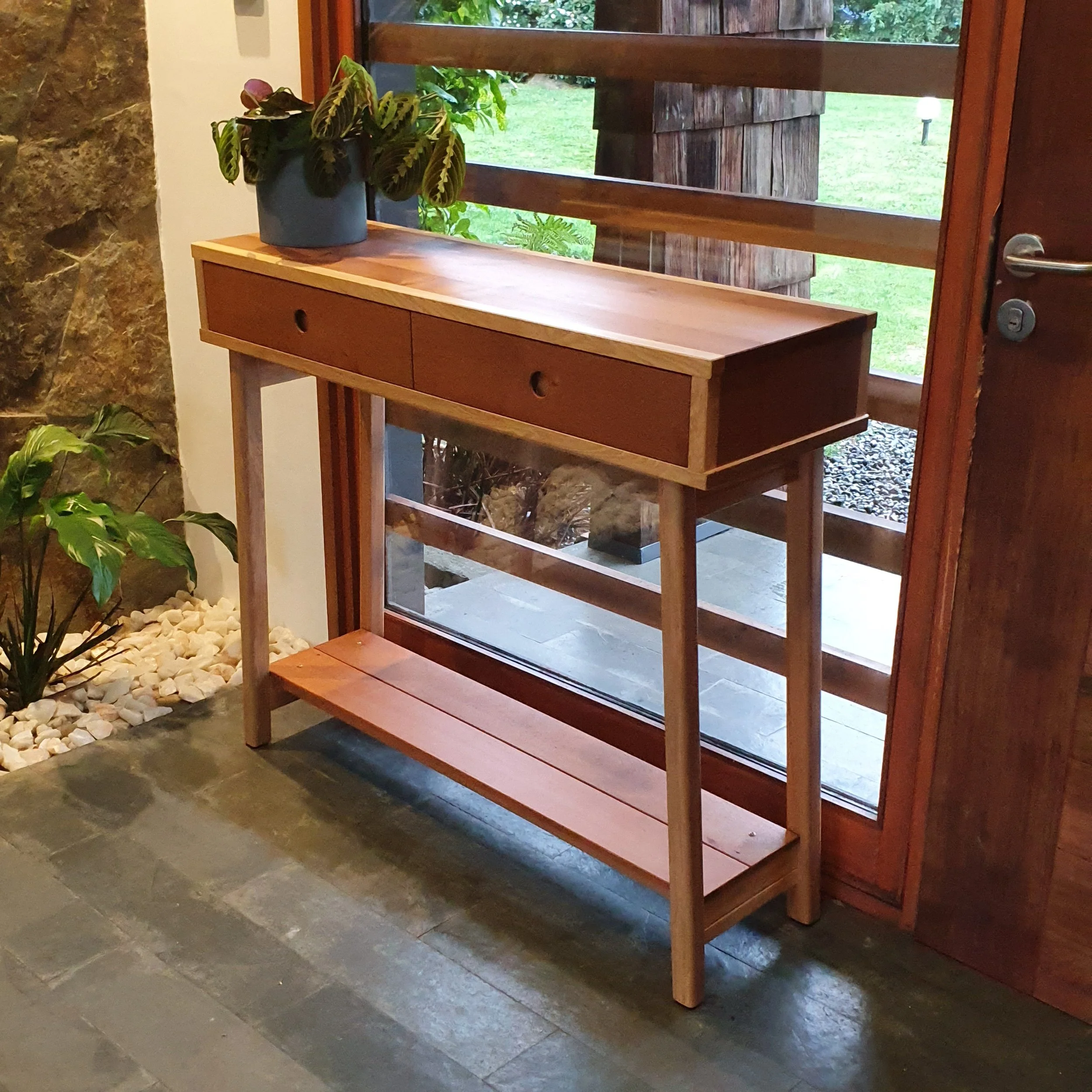 Mesa de arrimo hecha a mano en madera de mañio y de ciruelillo