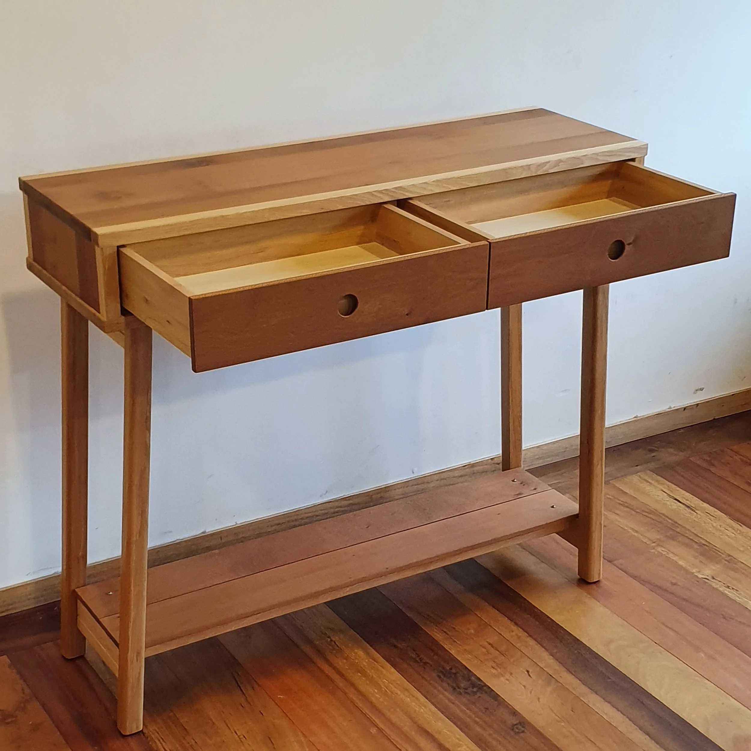 Mesa de arrimo hecha a mano en madera de mañio y de ciruelillo
