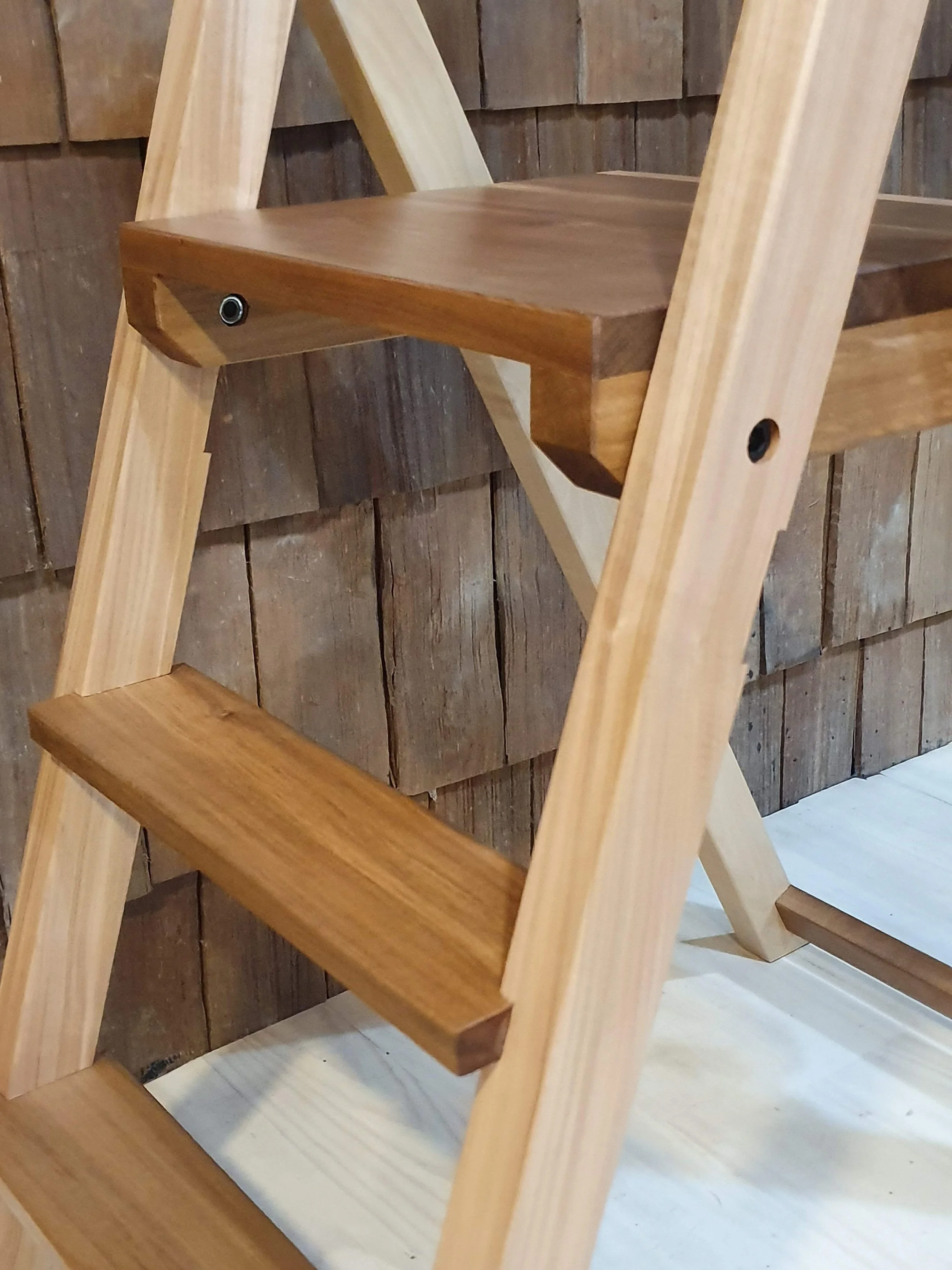 Escalera plegable hecha a mano en madera nativa de Ulmo y Lenga