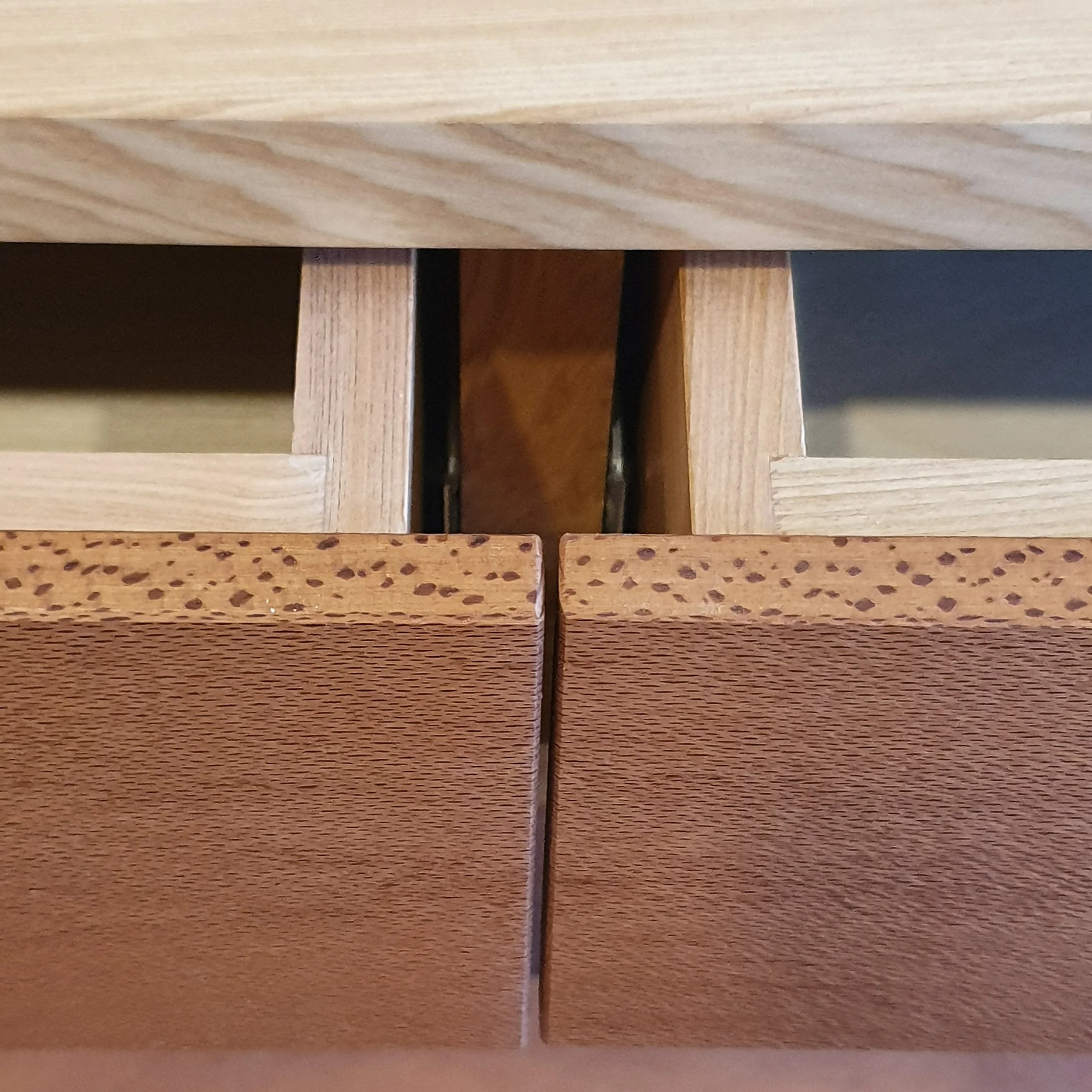 Mesa de arrimo hecha a mano en madera de mañio y de ciruelillo