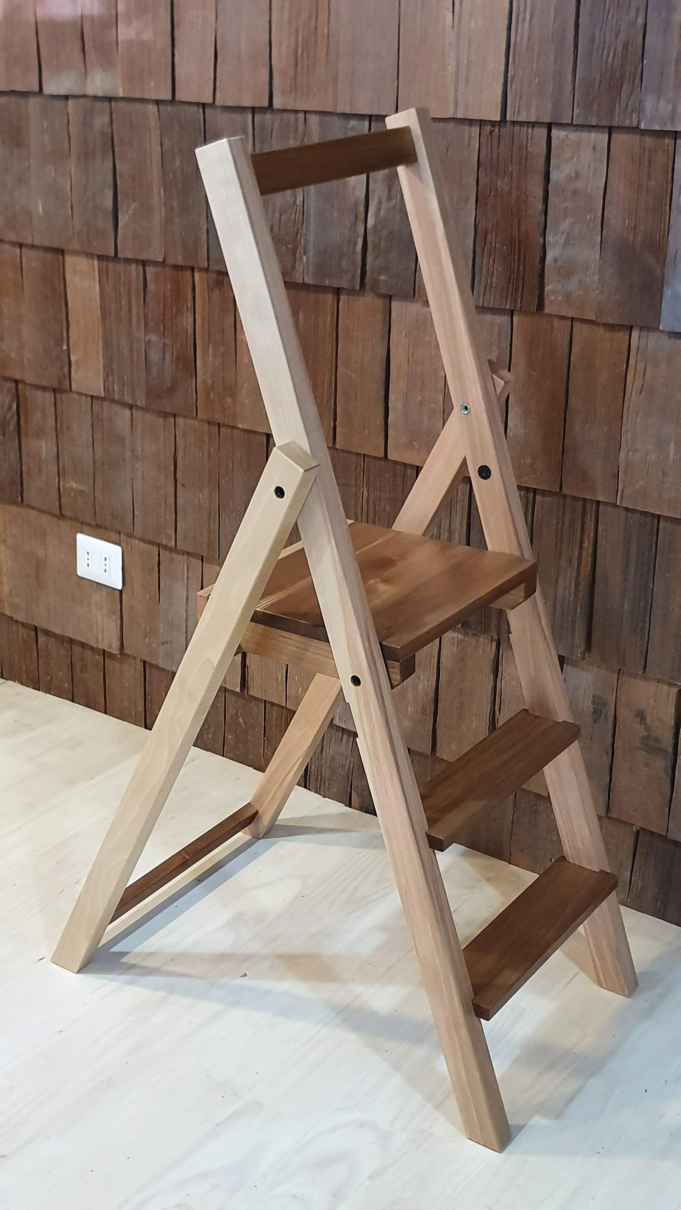 Escalera plegable hecha a mano en madera nativa de Ulmo y Lenga