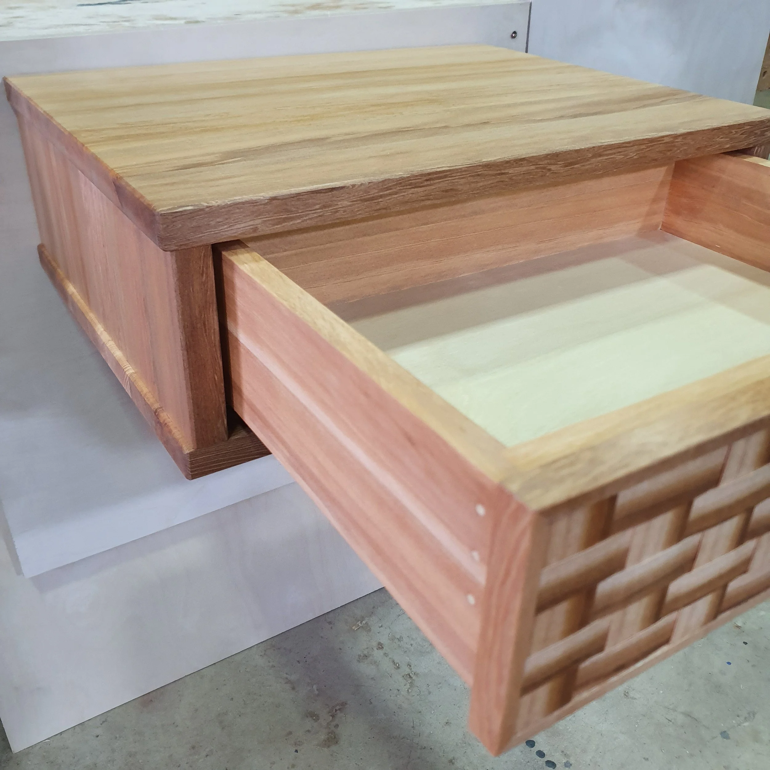 Veladores flotntes hechos a mano en madera sólida de Mañio y chapa de aromo