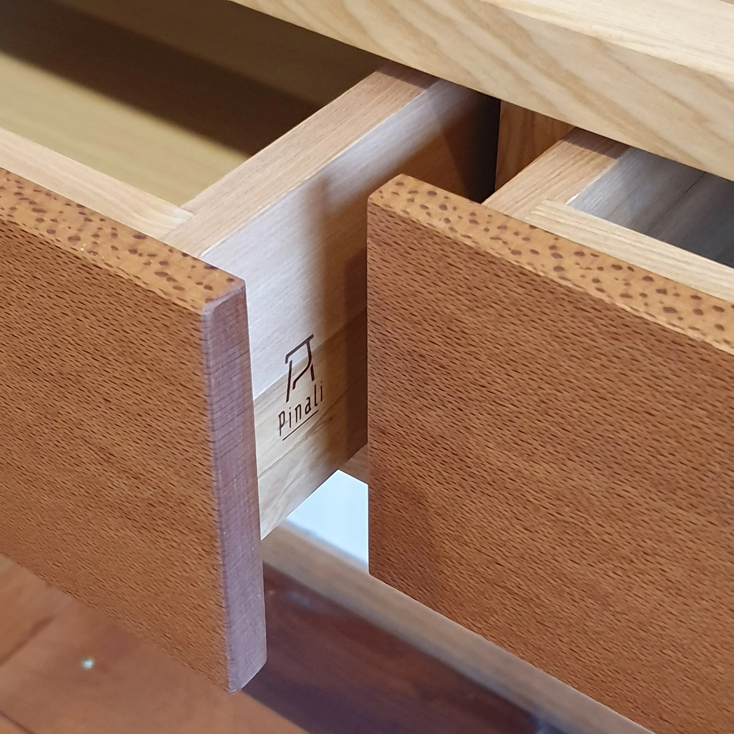 Mesa de arrimo hecha a mano en madera de mañio y de ciruelillo
