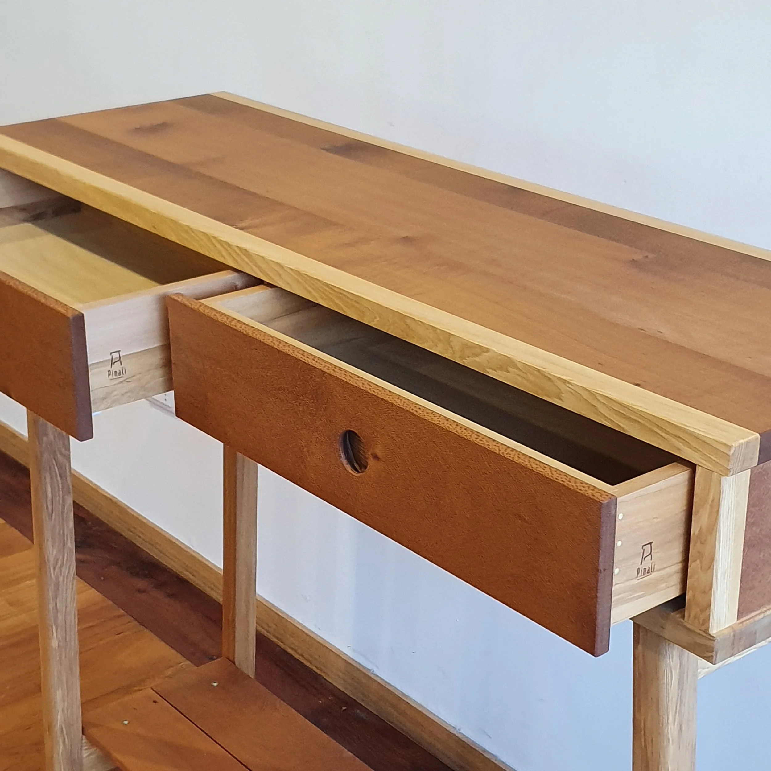 Mesa de arrimo hecha a mano en madera de mañio y de ciruelillo