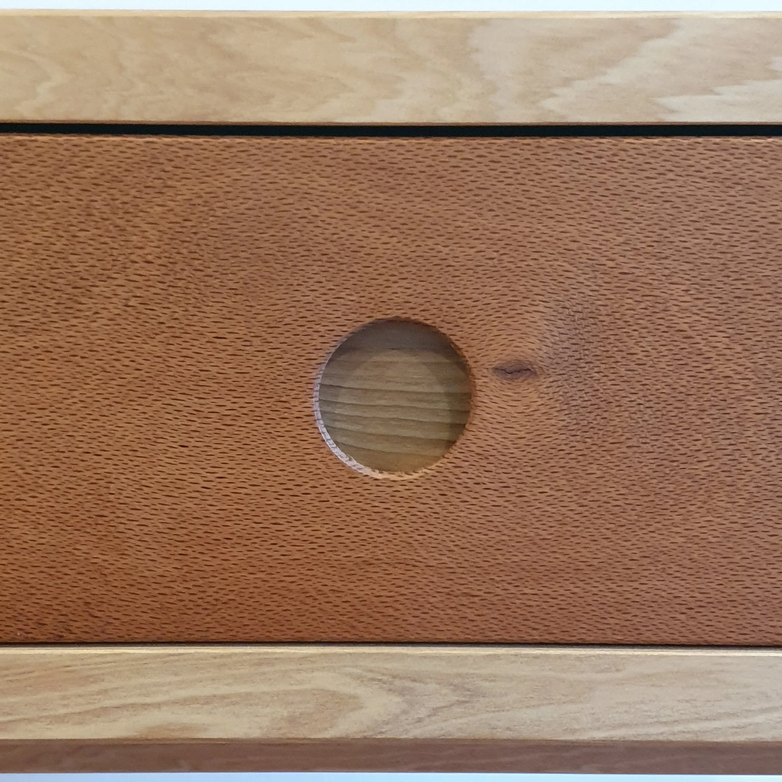 Mesa de arrimo hecha a mano en madera de mañio y de ciruelillo