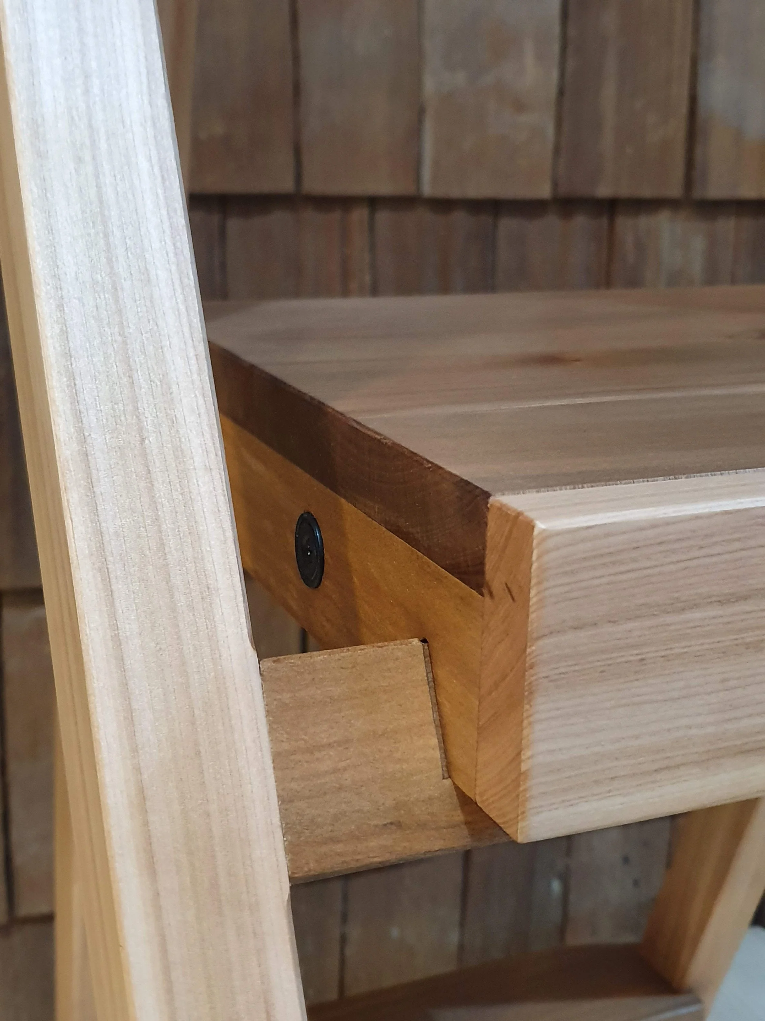 Escalera plegable hecha a mano en madera nativa de Ulmo y Lenga