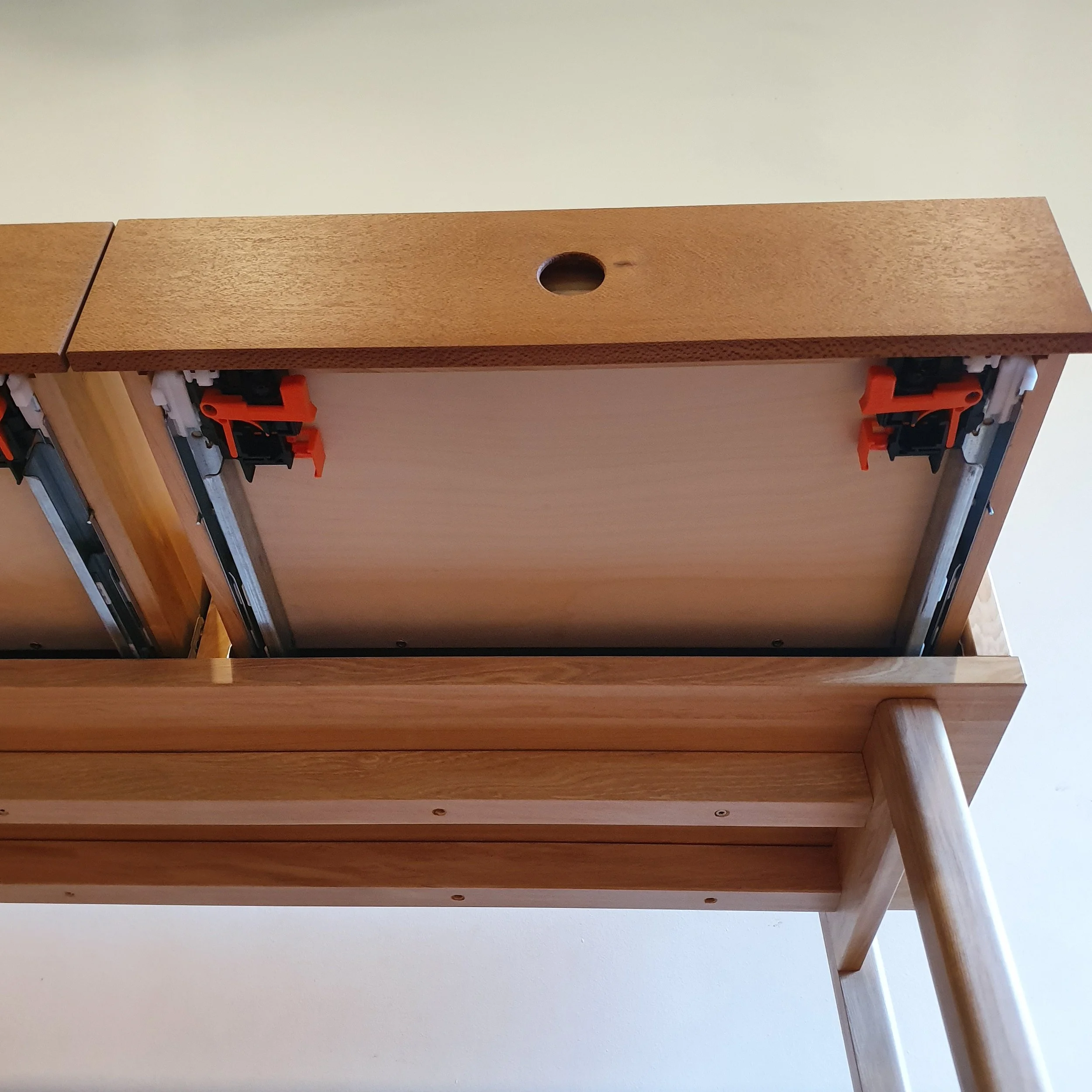 Mesa de arrimo hecha a mano en madera de mañio y de ciruelillo