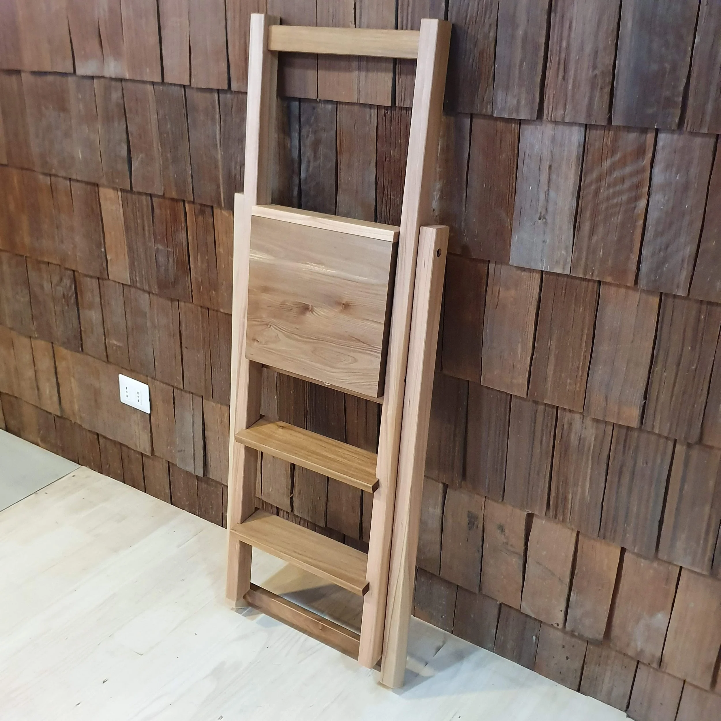 Escalera plegable hecha a mano en madera nativa de Ulmo y Lenga