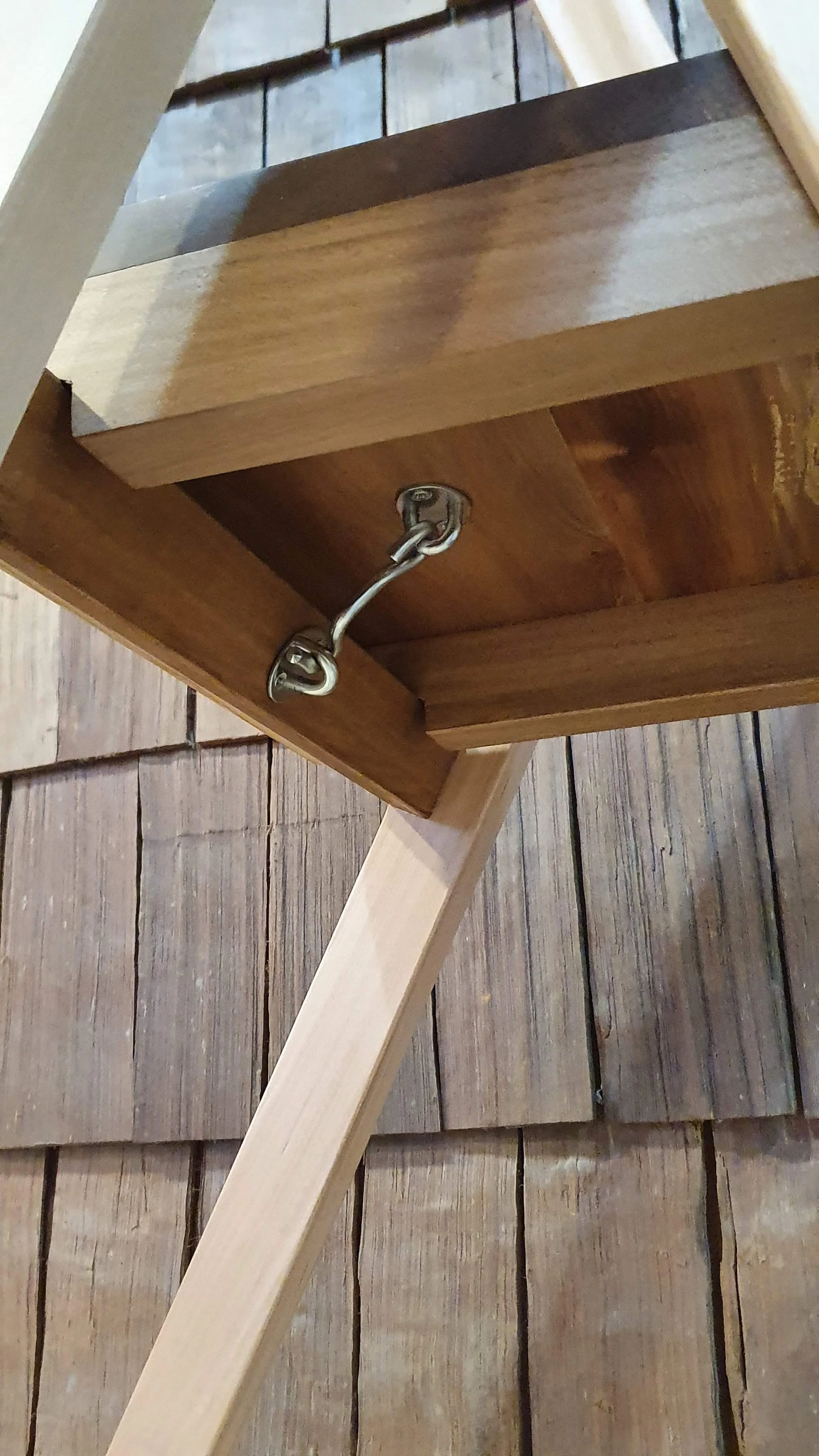 Escalera plegable hecha a mano en madera nativa de Ulmo y Lenga