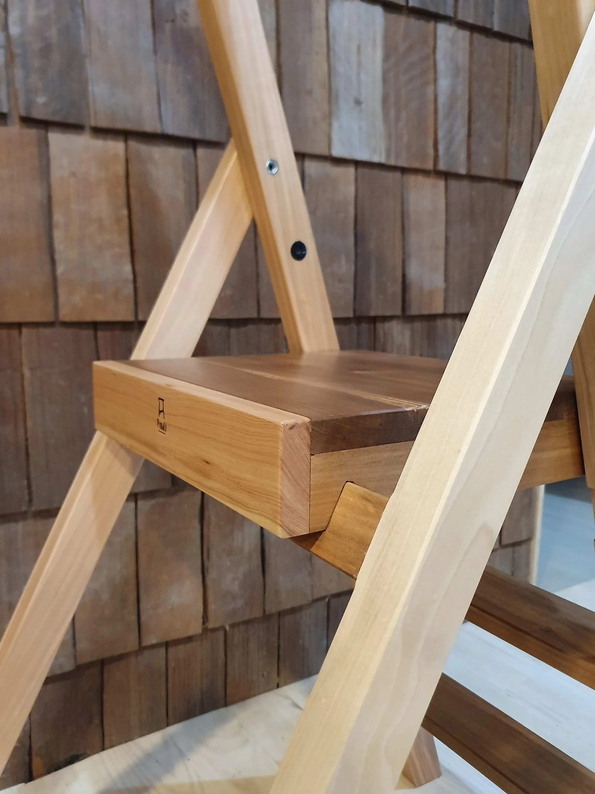 Escalera plegable hecha a mano en madera nativa de Ulmo y Lenga