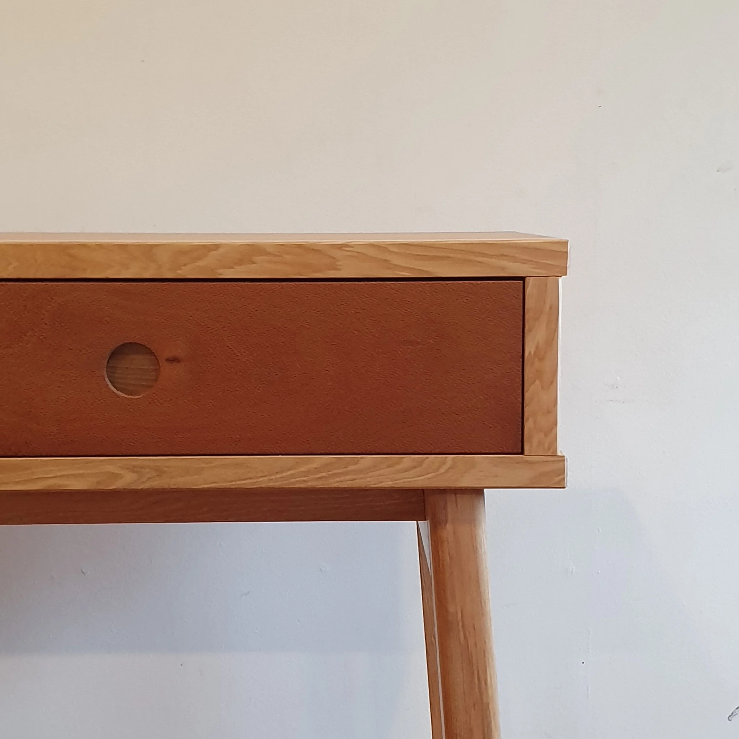 Mesa de arrimo hecha a mano en madera de mañio y de ciruelillo