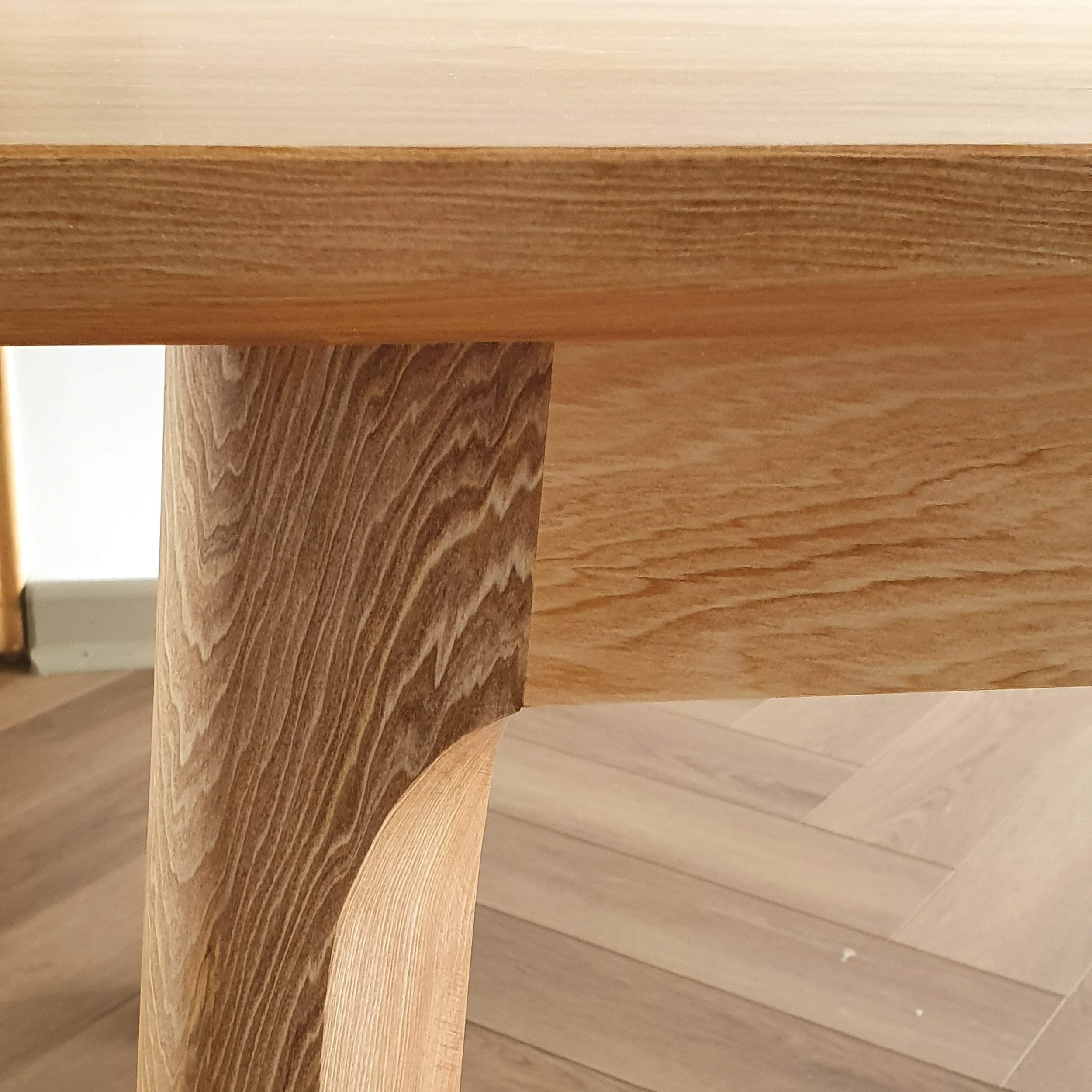 Mesa de comedor ( Dining table) hecha a mano en madera sólida de Mañio