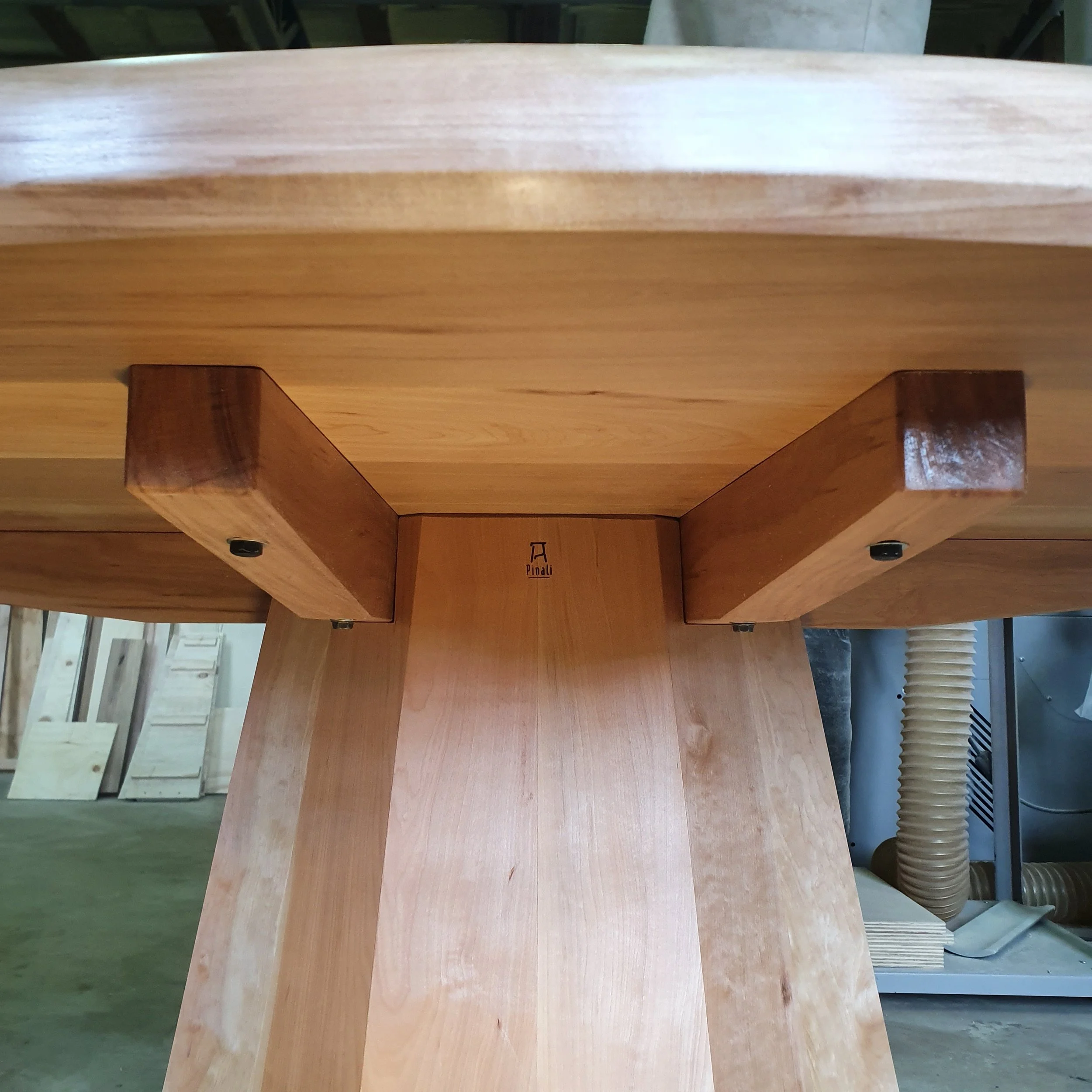 Mesa de comedor ( Dining table) hecha a mano en madera sólida de Lenga