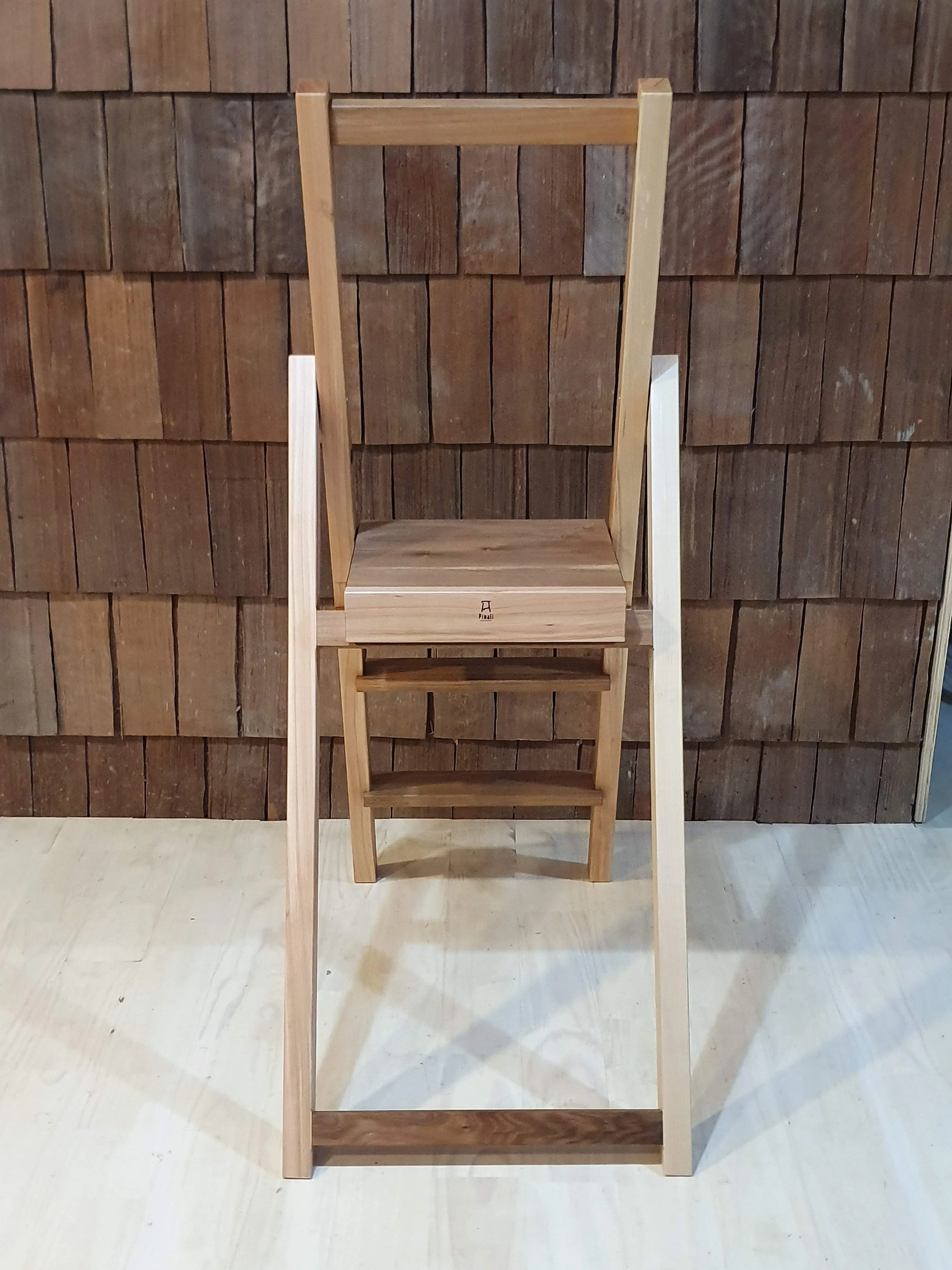 Escalera plegable hecha a mano en madera nativa de Ulmo y Lenga