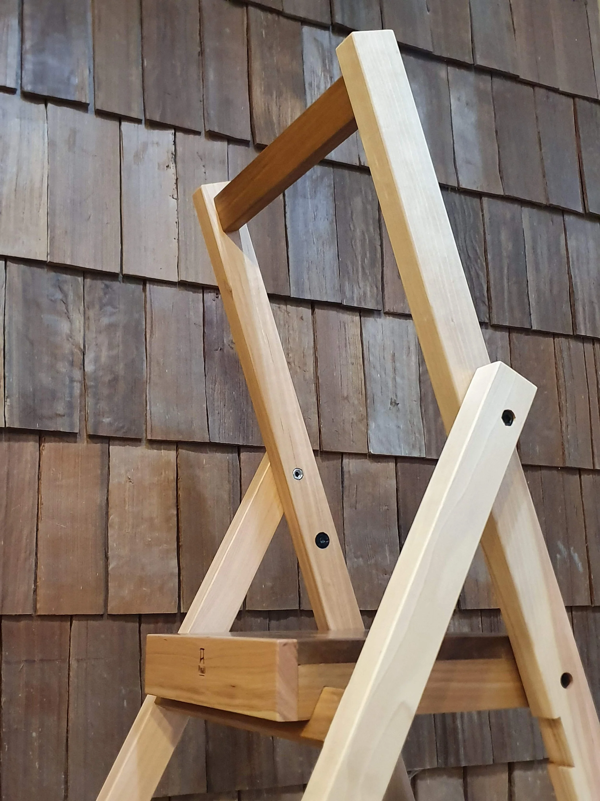 Escalera plegable hecha a mano en madera nativa de Ulmo y Lenga