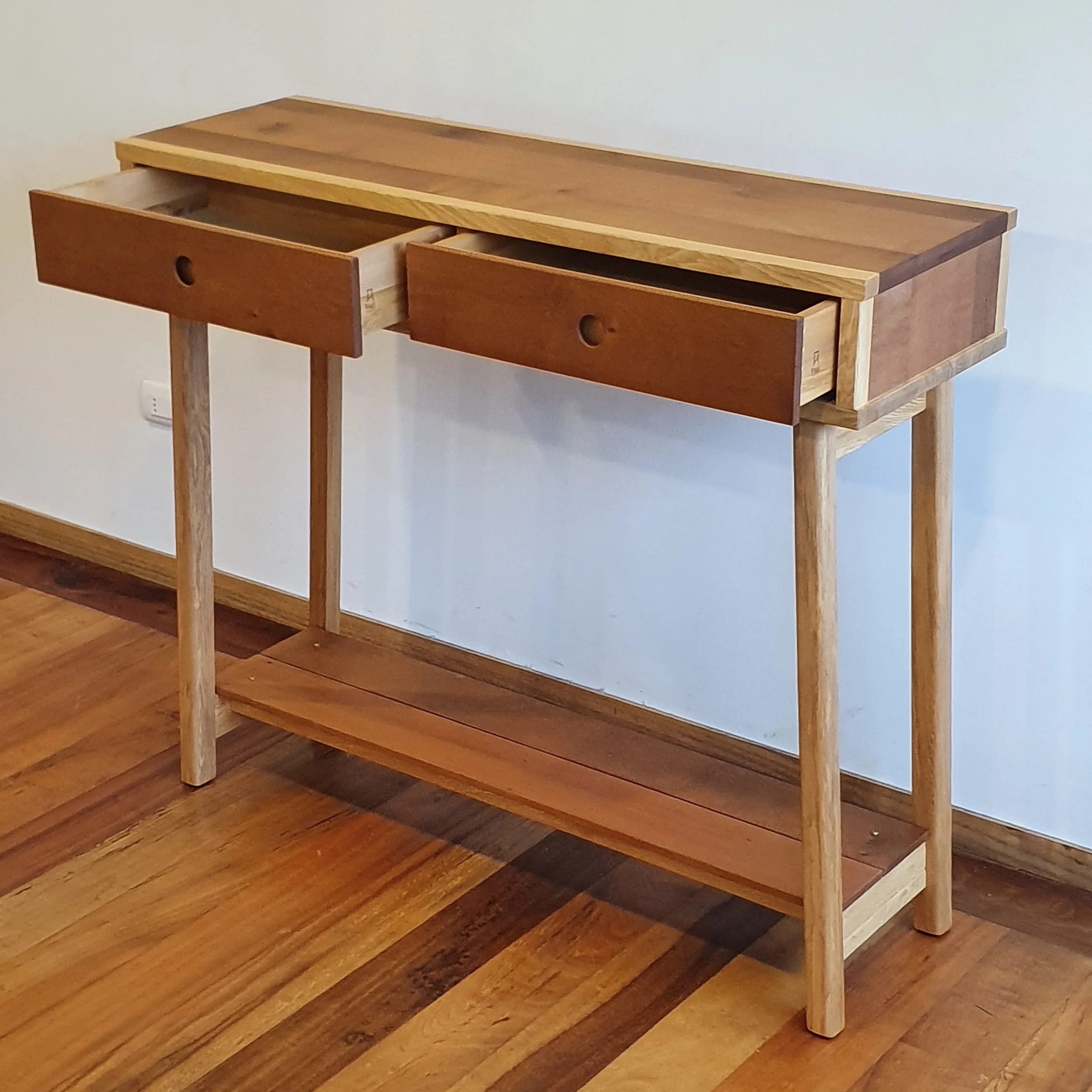 Mesa de arrimo hecha a mano en madera de mañio y de ciruelillo
