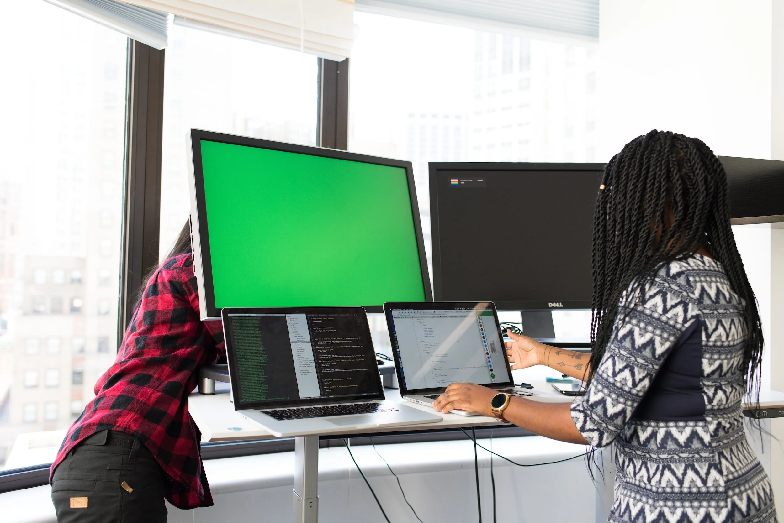 Pros and Cons of In-house vs Outsourced IT Support for Businesses