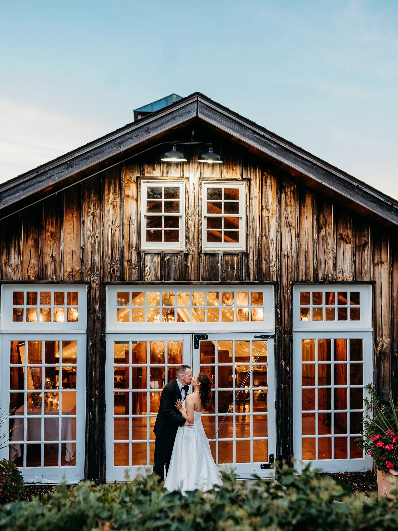 One week as husband and wife in the books for these two- and maybe just wayyy too many photos to pick faves. 

Dream Team: 
Photography: @alittleheartphoto 
Venue: @redlioninncohasset @samanthaloonie 
Florals: @pondstreetflowers 
Content Creator: @ca