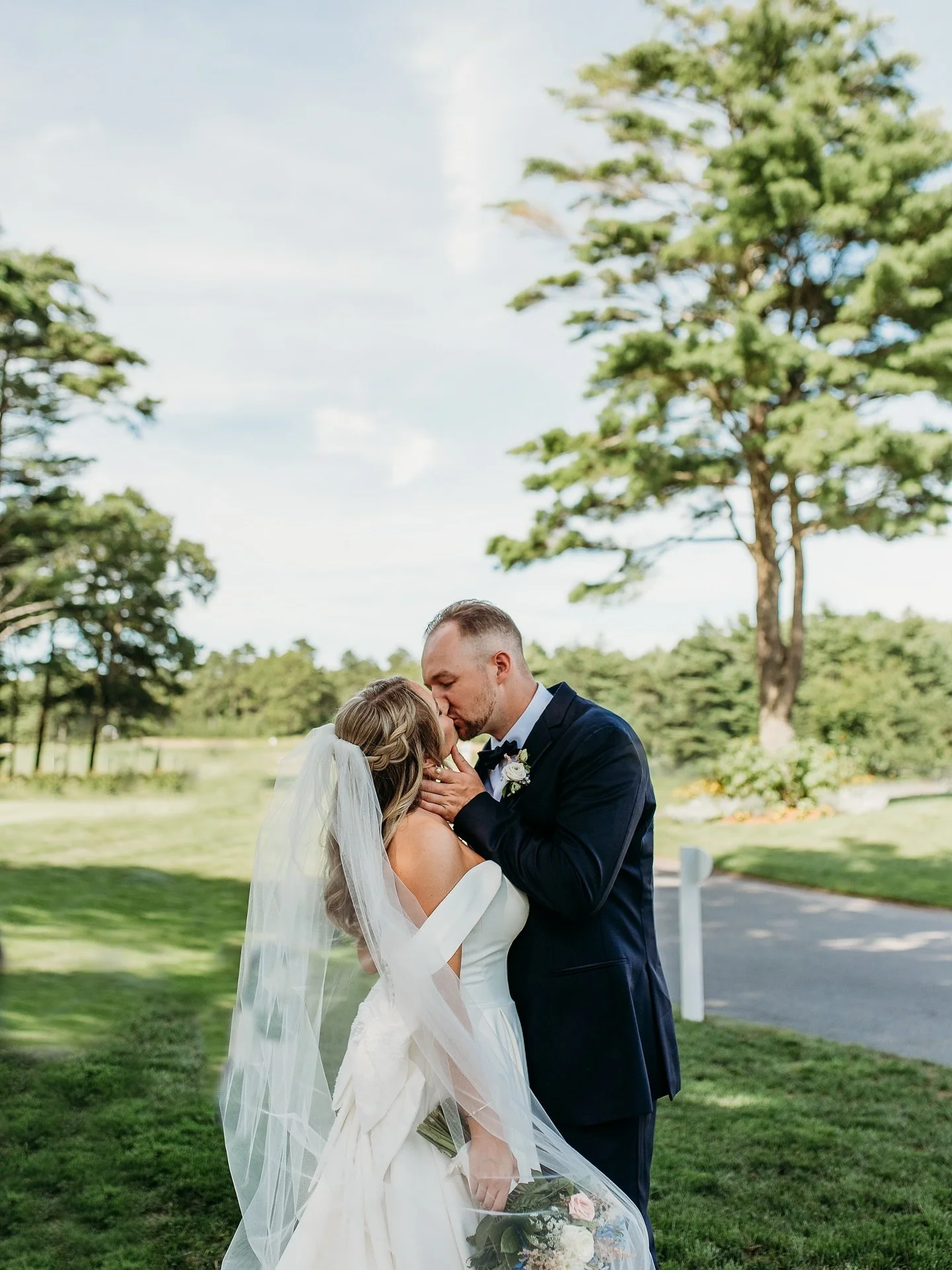 Never met a cocktail hour I wasn&rsquo;t in love with 😍 and slightly jealous that I&rsquo;m not participating in 😜😜

Dream Team: 
Photography: @alittleheartphoto 
Venue: @pavilionpgc 
Florals: @roche_bros 
HMUA: @bridalbeautybymadelynelizabeth 
Go