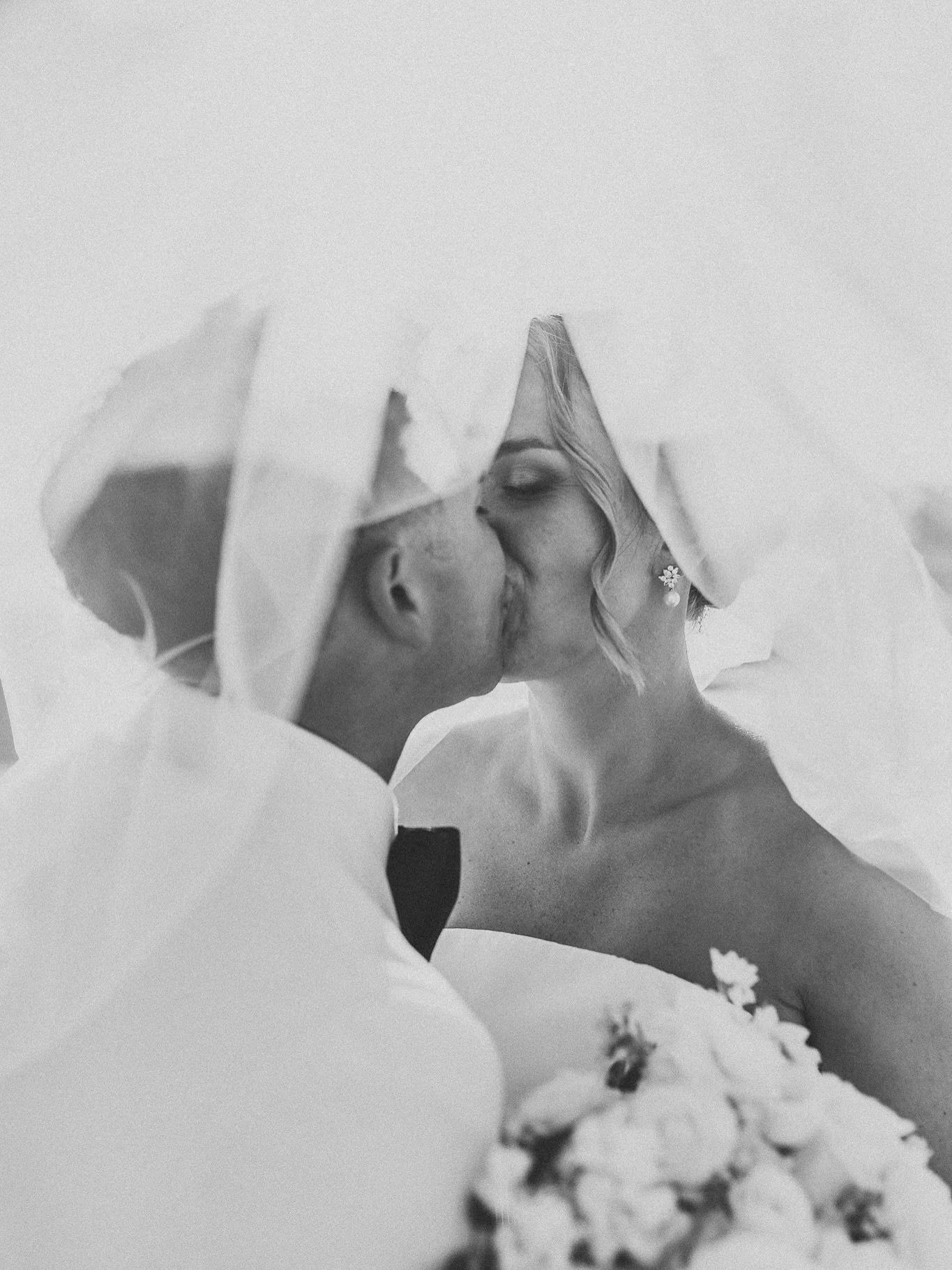 Five black and whites. 

But more up on the blog. 

A picture perfect August wedding day at @theclubatnewseabury &hearts;️ for your viewing pleasure. 

#sundayreset 

Cape Cod Wedding | New Seabury Golf Club | Cape Cod Wedding Inspo | Cape Cod Summer