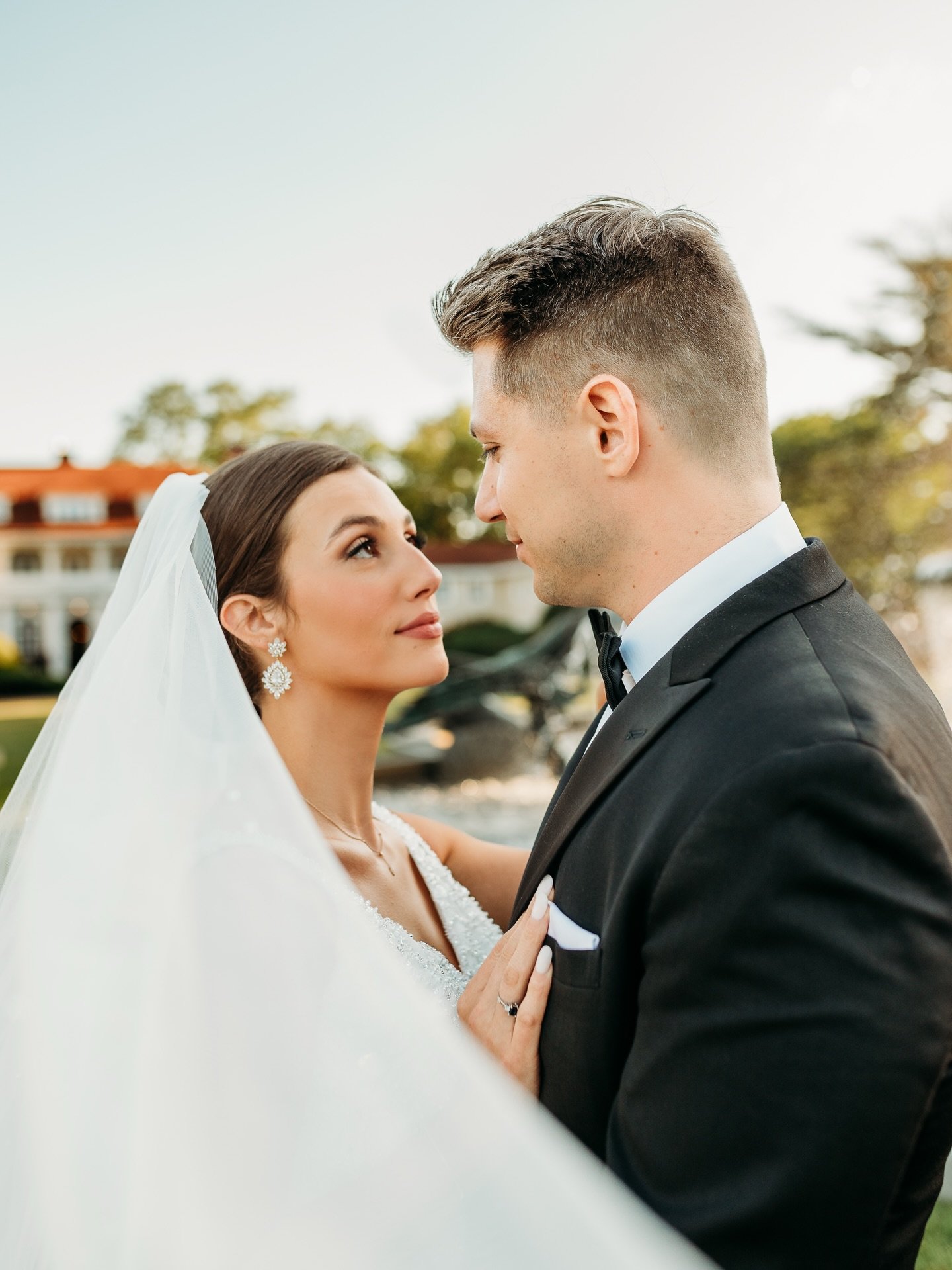 With six inches of snow falling last night, and maybe another 10-16 on Sunday, I for one feel a little ✨unwell✨

Four months till June? Four months until June.  We got this&hellip;maybe. 💪 

#junewedding #bostonwedding #bostonbridalmakeup #napaweddi