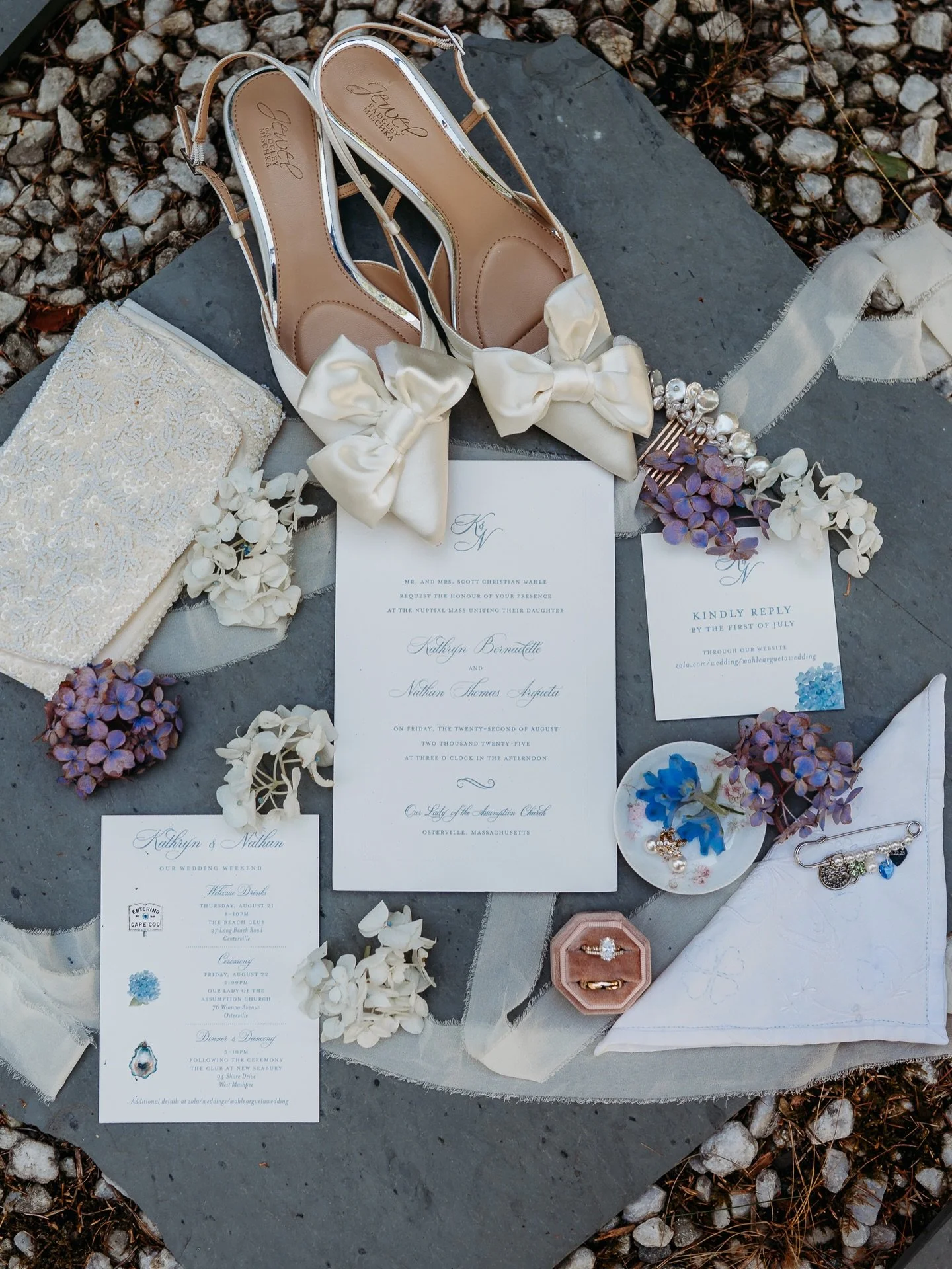 Details details details and a super perfect surprise from @tiffanyandco for your Monday scrolling &hearts;️

Also peek the amazingly beautiful 
✨ something borrowed ✨ ring bearer pillow. 🥹

Photography: @alittleheartphoto 
Venue: @theclubatnewseabur