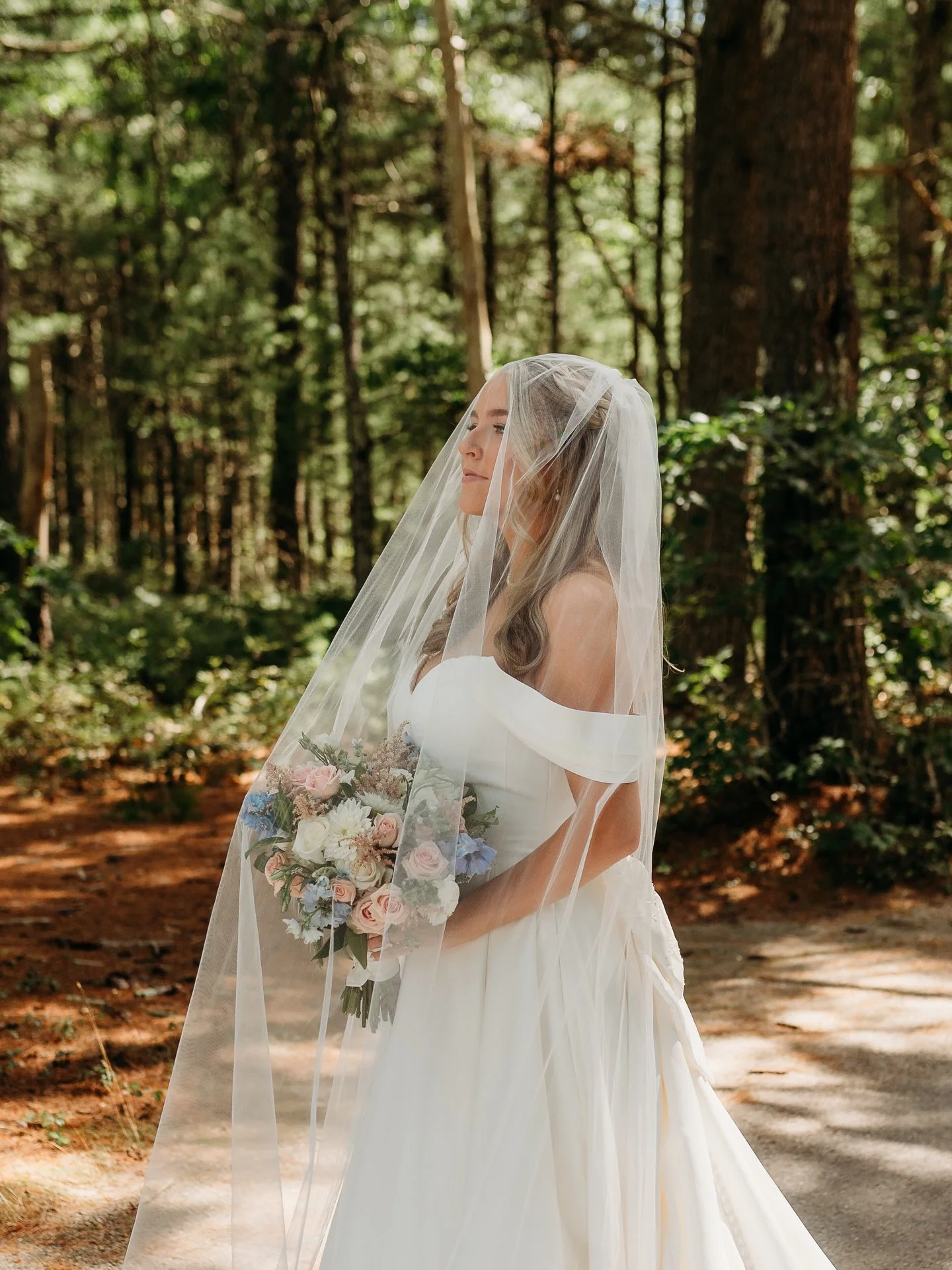 Excited for another season of climbing into veils and making everyone feel a little weird for a few mins 😂😂😘😘😅😅&hearts;️&hearts;️&hearts;️

Dream Team: 
Photography: @alittleheartphoto 
Venue: @pavilionpgc 
Florals: @roche_bros 
HMUA: @bridalbe