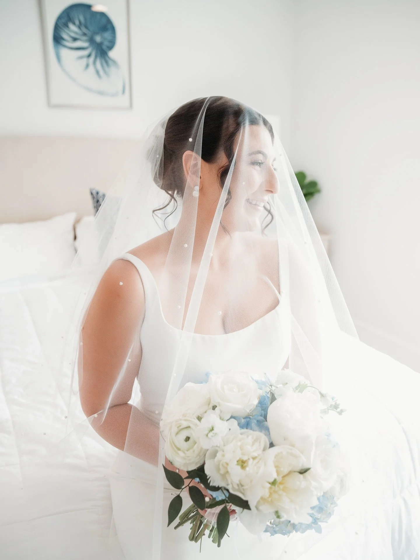 Maybe this is your sign to have your besties help you play around in your veil? Probably some of my favorite getting ready moments last year &hearts;️&hearts;️

Photography: @alittleheartphoto 
Venue:  @duxburybaymaritimeschool @duxburybaymaritimewed