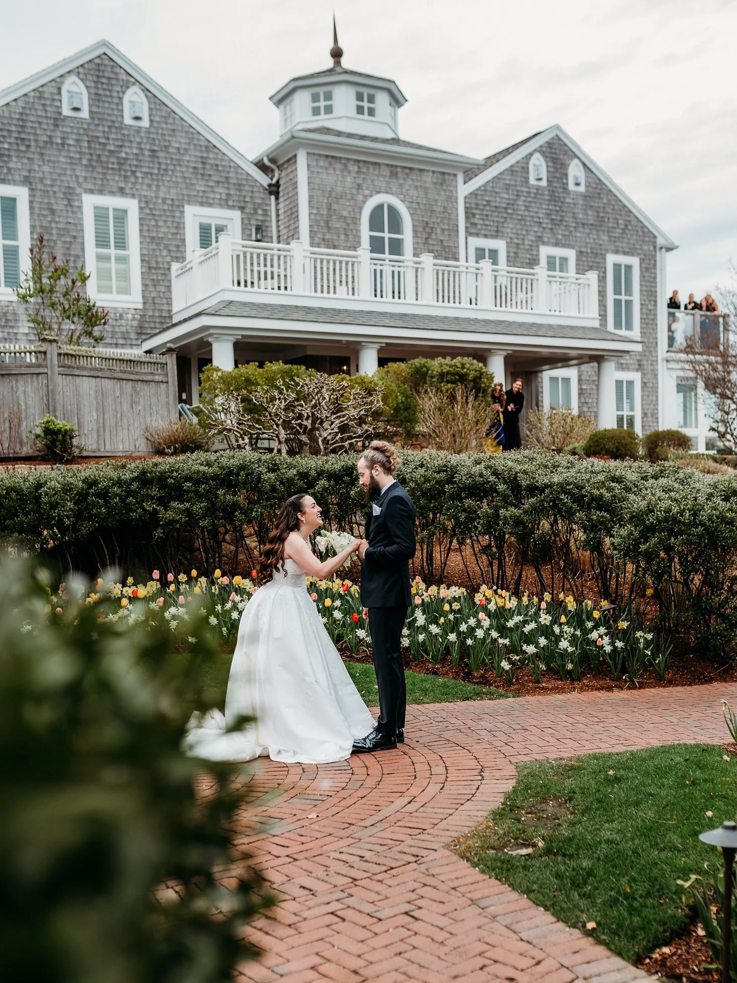 A first look surrounded by the most perfect spring tulips kicking us into the weekend. From sunny and 80&deg; back to 55&deg; and freezing is so classic New England. Time to switch coasts? 🥴

dream team &hearts;️

Photography: @alittleheartphoto 
Ve