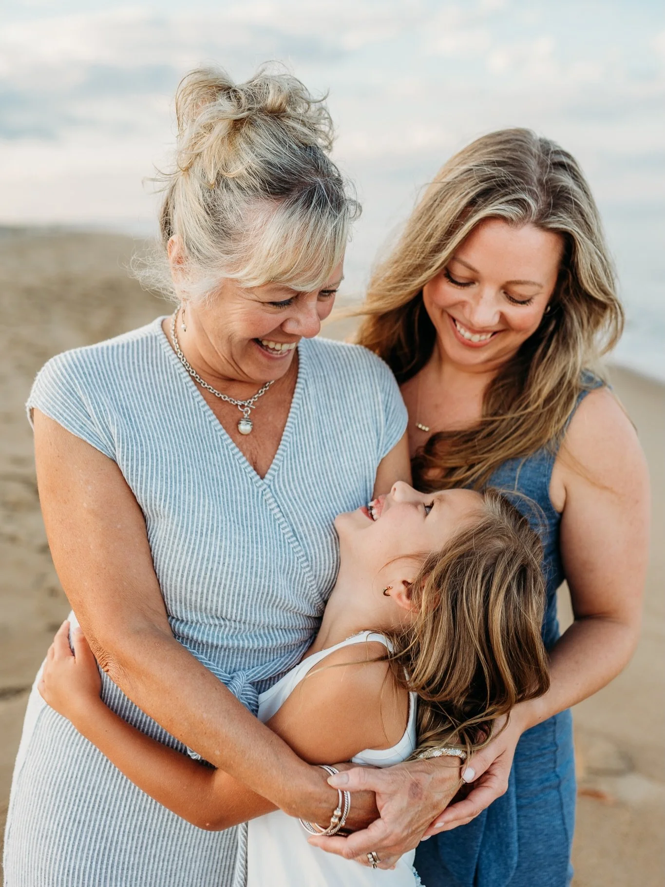 Ohhh let them be little on the beach and surrounded by the ones they love &hearts;️

#newburyport #newburyportfamilyphotographer #massachusettsfamilyphotographer #letthembelittle