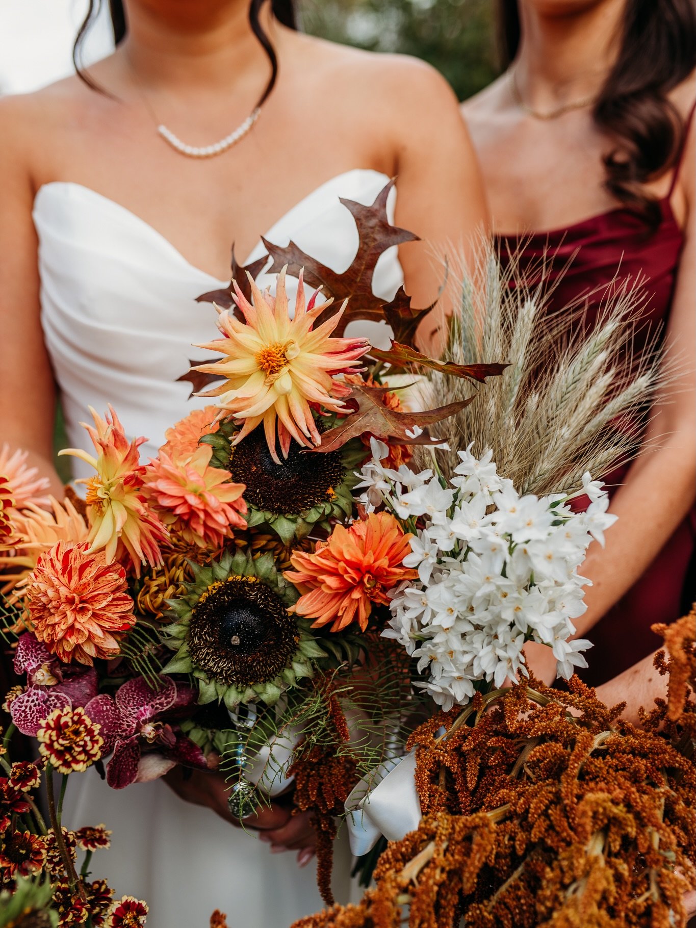 This gorg gorgy gorg wedding and its insanely beautiful floral art instillations by @farmandson (Imean they&rsquo;re too good to be called centerpieces I&rsquo;m sorry) are now up on the blog and you SIMPLY can not miss it. 

Dream Team: 

Photograph