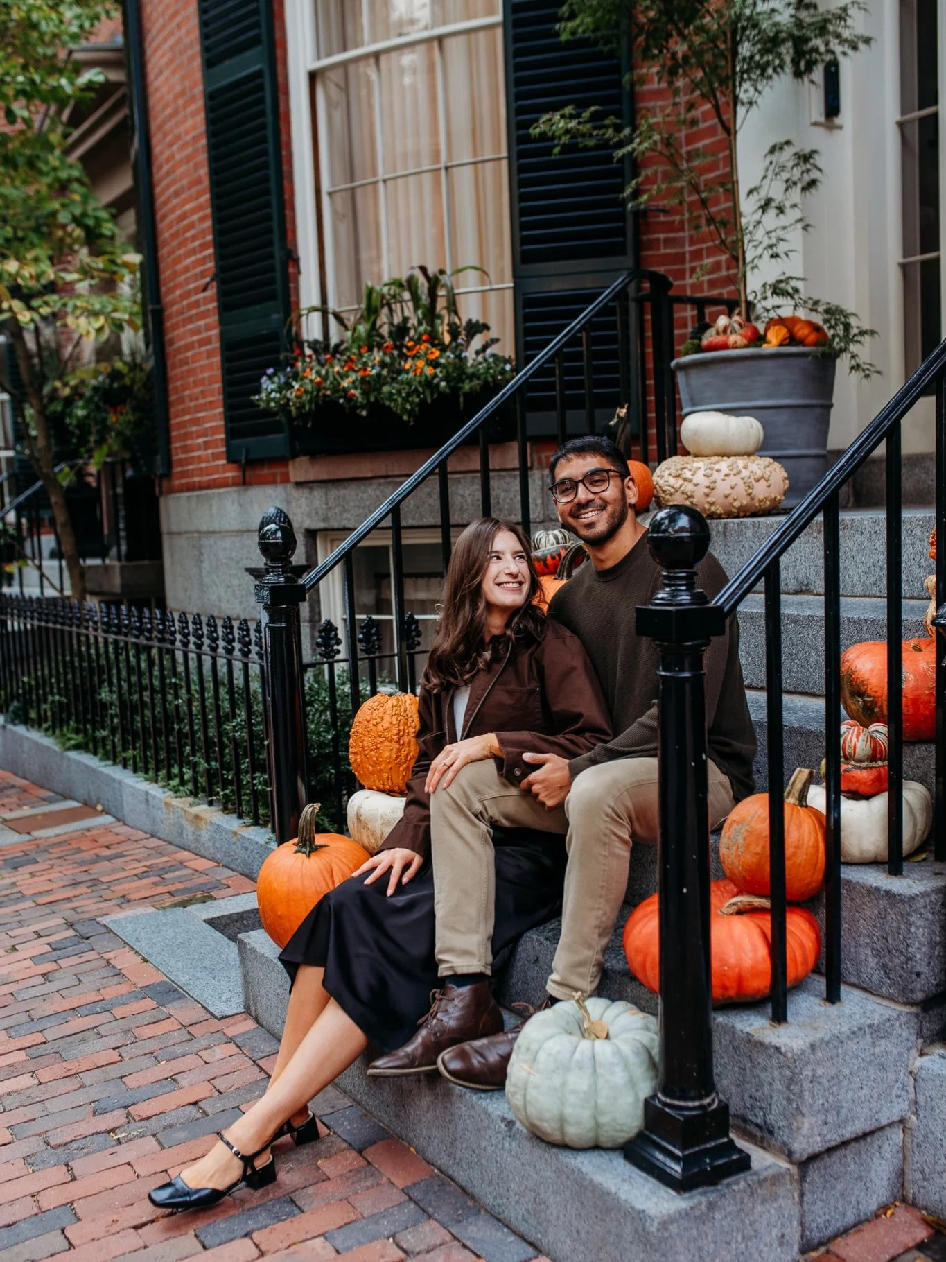 Fall. Beacon Hill. Perfect Boston engagement  pictures in the cutest Boston neighborhood. 

Fun fact: one of these stoops was Louisa May Alcott&rsquo;s home &hearts;️ want to guess which one?! 

#bostonengagement #beaconhill #fallvibes🍁 #bostonweddi