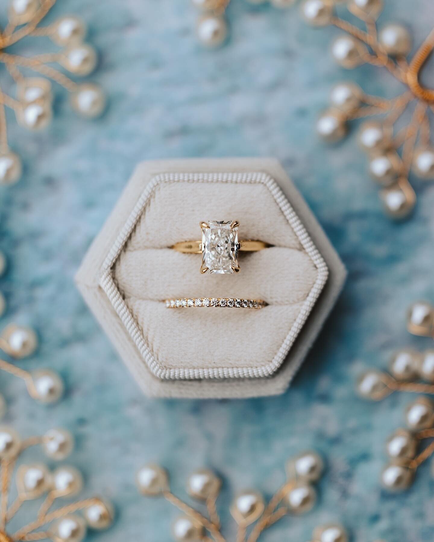 A moment for this ring please! 

 #weddingphotographer #pittsburghphotographer #pittsburgh #burghbrides #lookslikefilm #weddingday #ringshot #weddingrings #diamonds #brideandgroom #truetolifeedits #canon #eastcoastweddings #winterwedding #vintagewedd