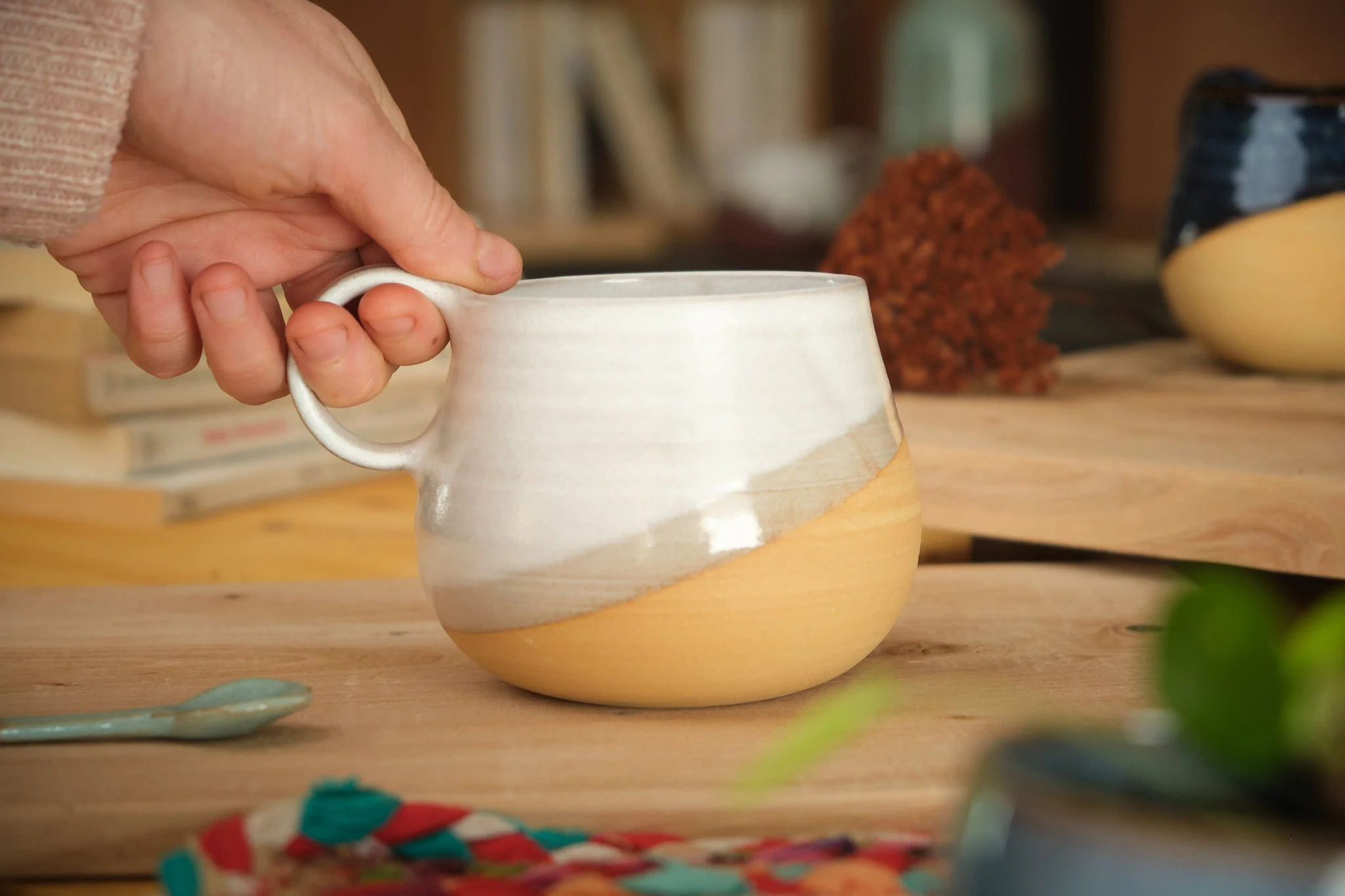 Mug en grès La paume artisanat périgourdin Terre sable blanc.jpg