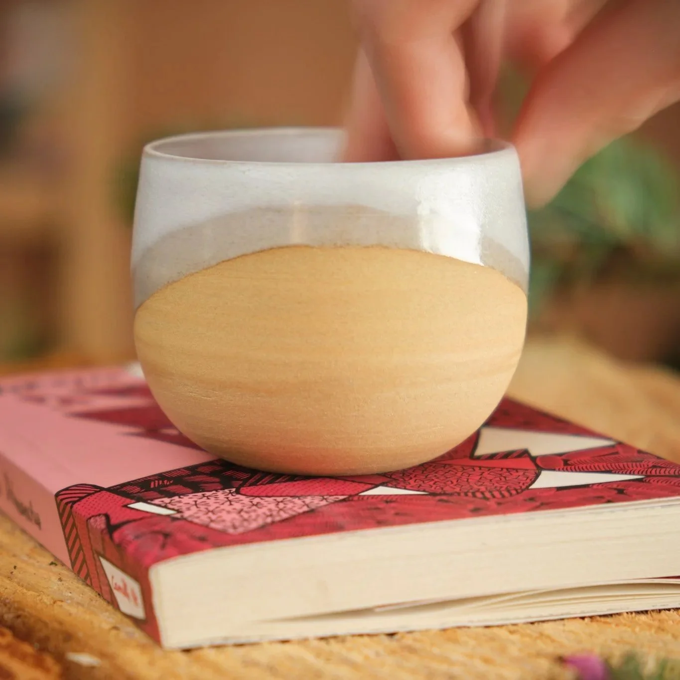 Tasse+c%C3%A9ramique+en+gr%C3%A8s+La+paume+artisanat+p%C3%A9rigourdin+sable+%C3%A9maillage+blanc.jpg