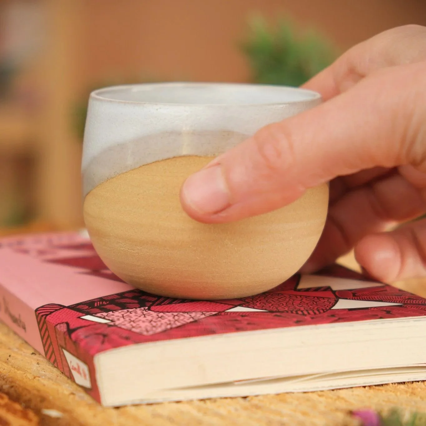 Tasse+c%C3%A9ramique+La+paume+artisan+dordogne+terre+sable+%C3%A9maillage+blanc.jpg