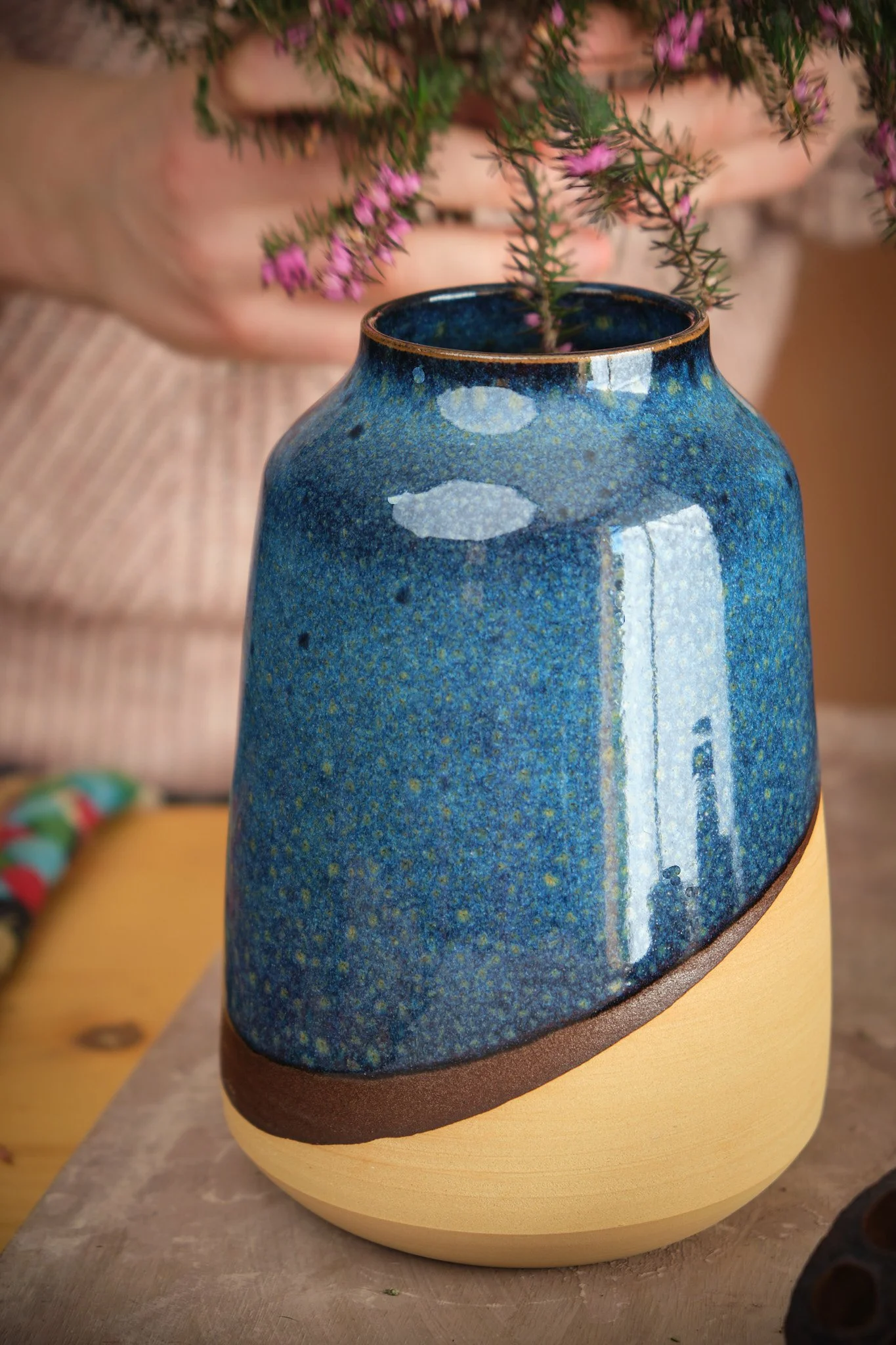 Poterie perigourdine la Paume Vase terre sable émail bleu.jpg