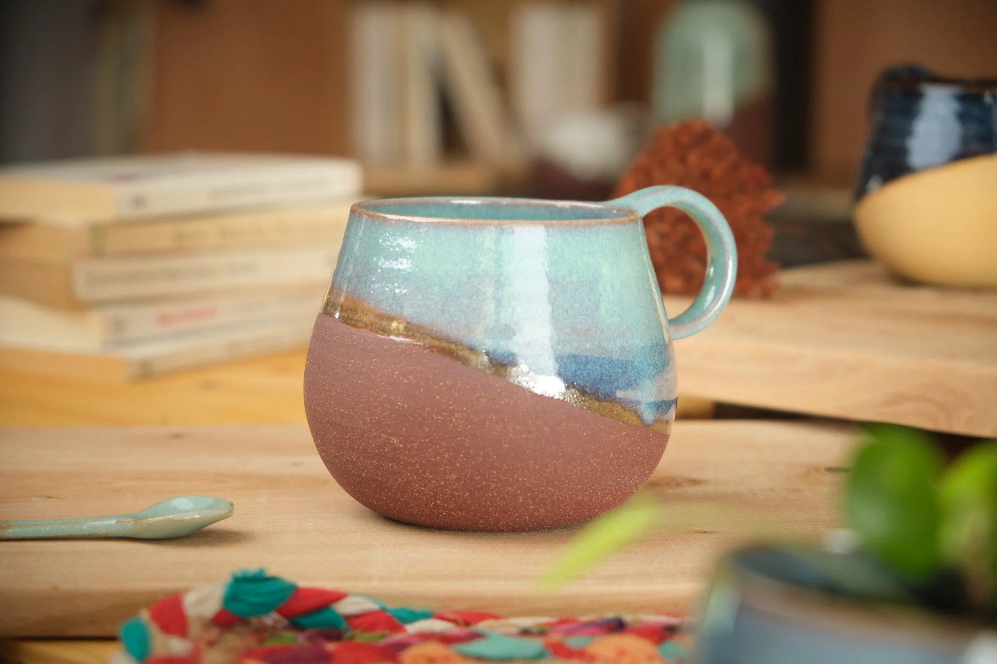 Mug en grès La paume artisanat périgourdin rouge turquoise.jpg