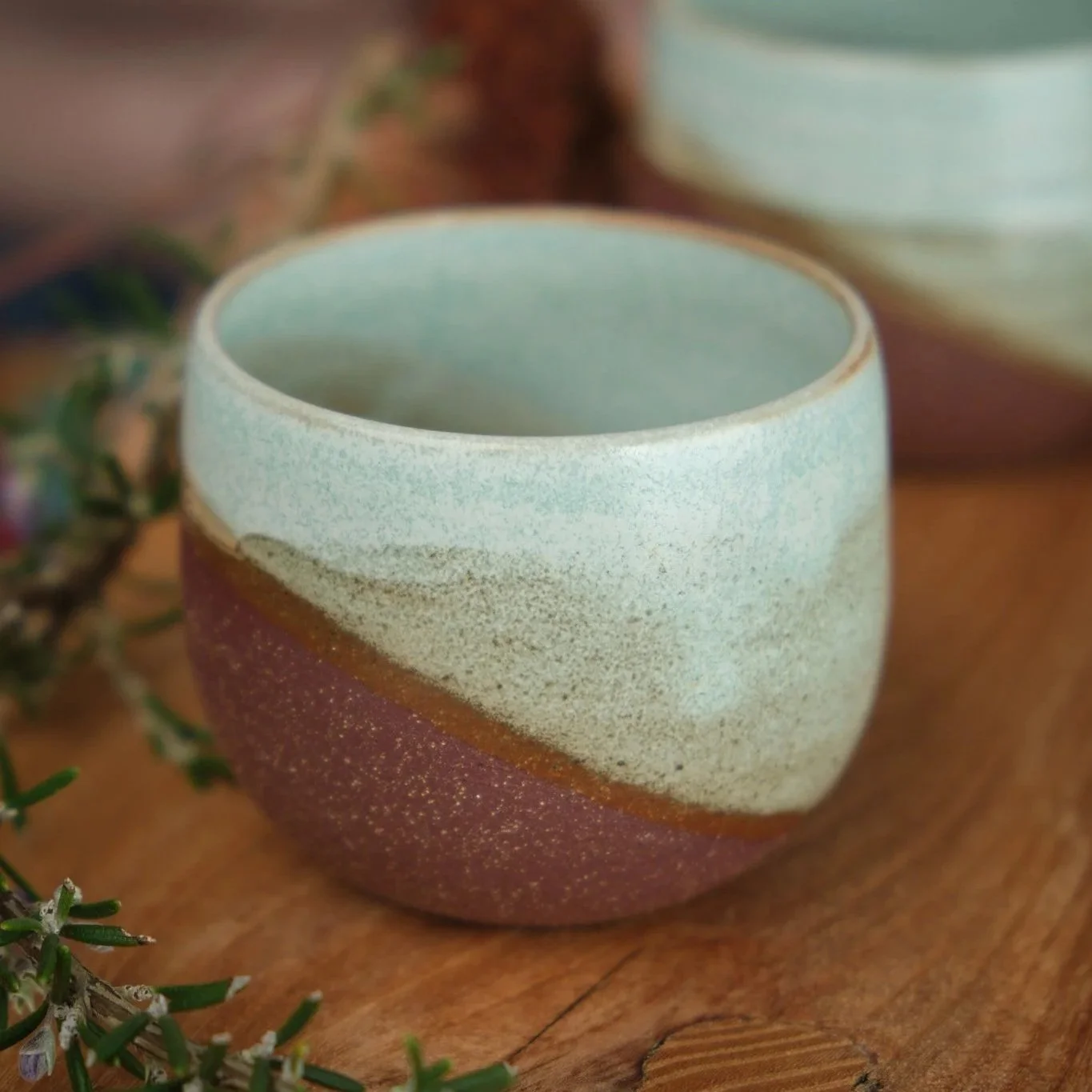 Tasse+caf%C3%A9+c%C3%A9ramique+en+gr%C3%A8s+La+paume+artisan+p%C3%A9rigourdin+rouge+et+%C3%A9mail+vert.jpg