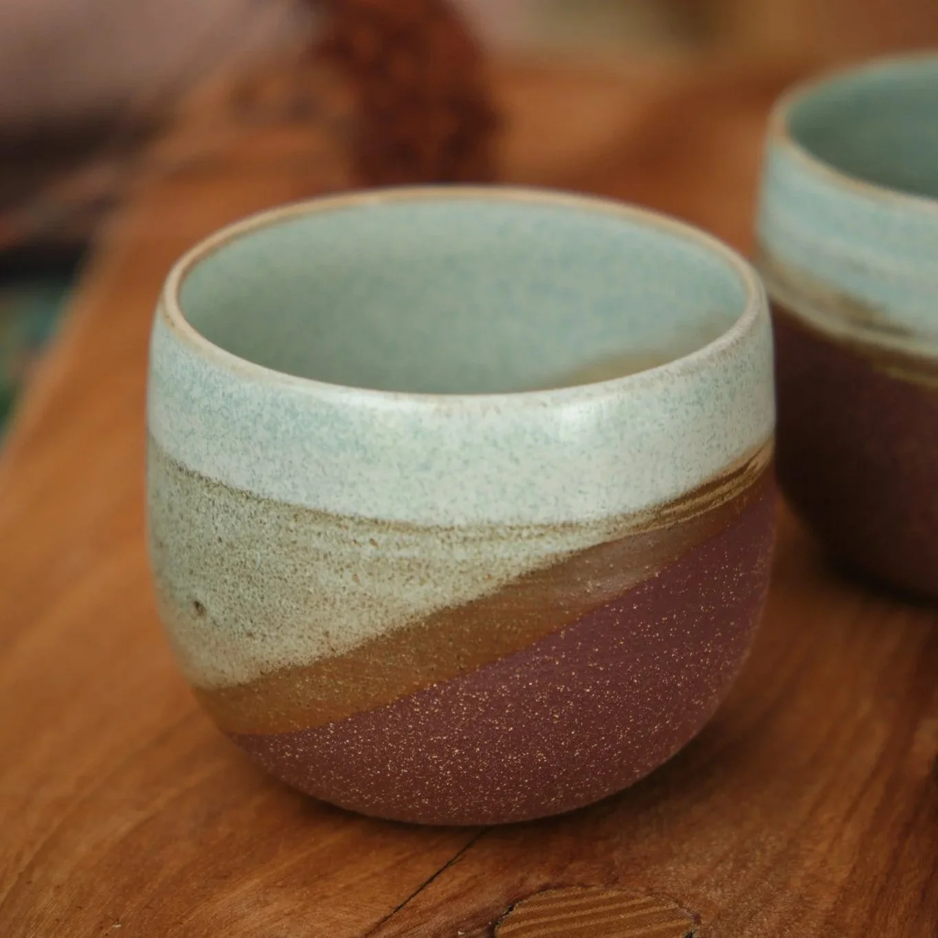 Tasse+de+potier+en+gr%C3%A8s+La+paume+artisanat+p%C3%A9rigourdin+rouge+%C3%A9mail+vert.jpg